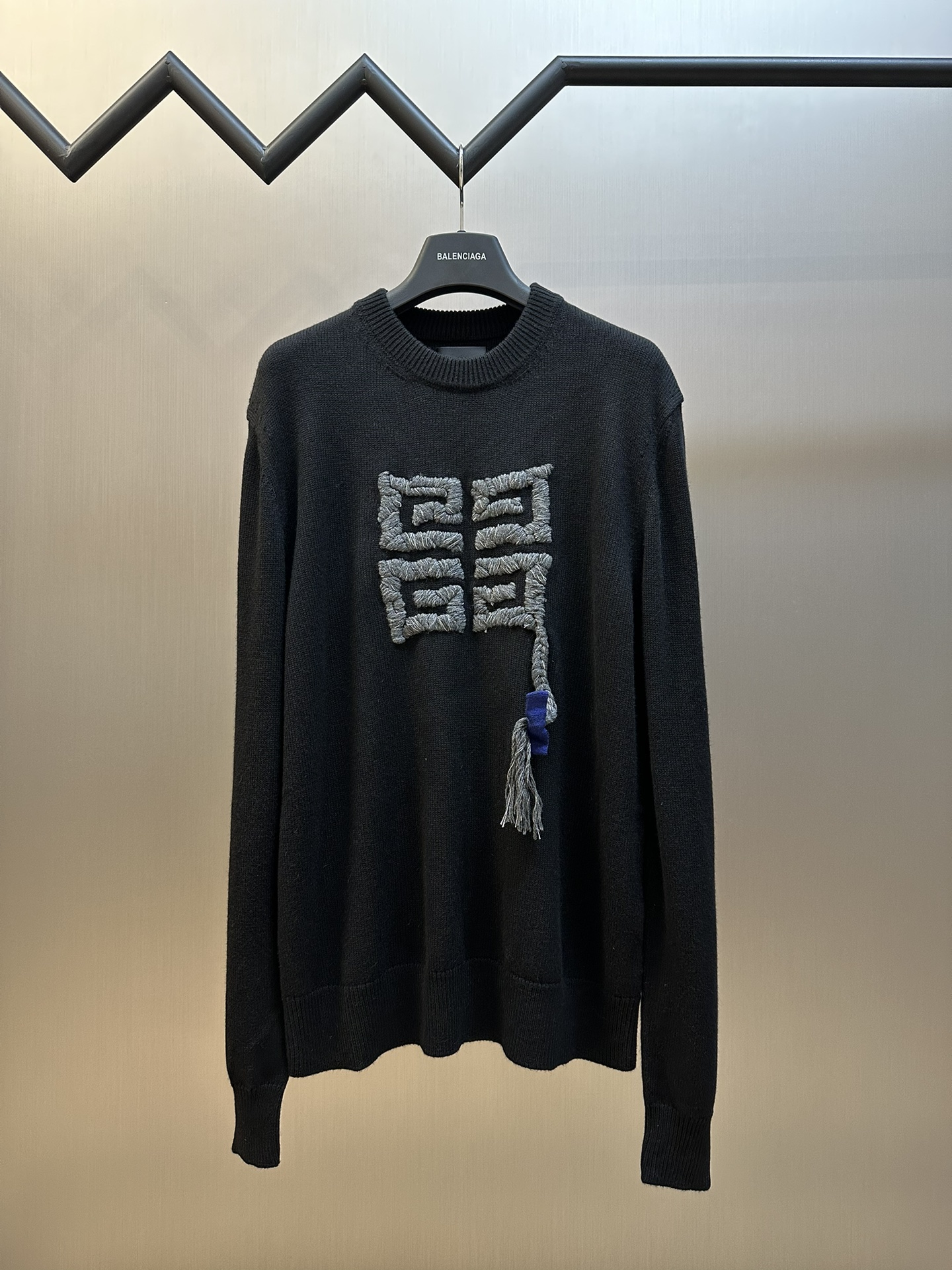 El suéter trenzado 4G de Givenchy está hecho de lana nanoespecial alemana hecha a medida, adornado con un lazo azul tej…