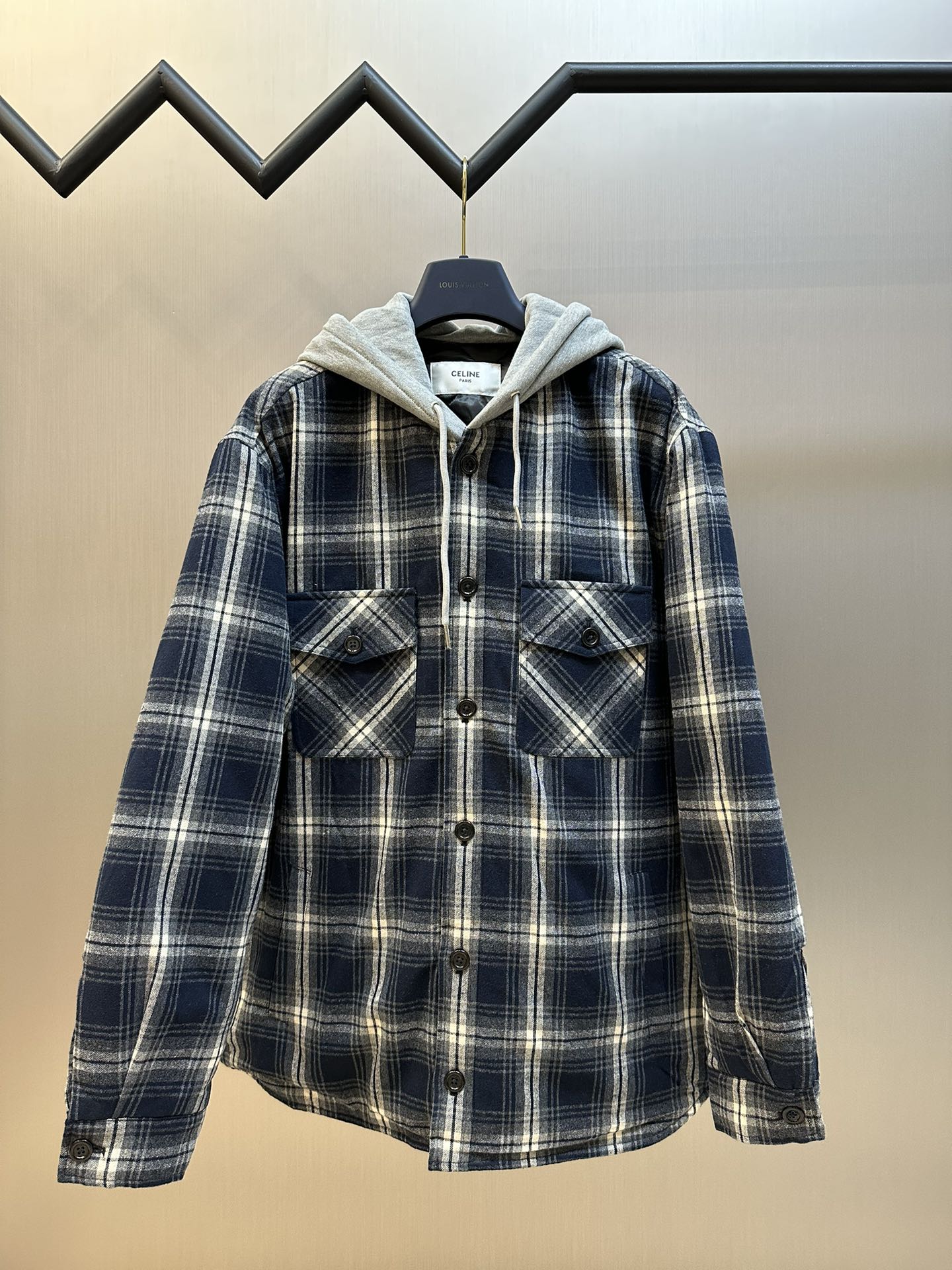 Celine 格纹羊绒棉服外套 采用高质量的羊绒面料，羊绒以其柔软、保暖和轻盈著称，为穿着者提供卓越的舒适度和保暖性能。独特的连帽元素，既实用又美观，为穿着者提供额外的保暖，同时也增加了整体的层次感。 格纹作为经典元素，与羊绒面料的结合，…