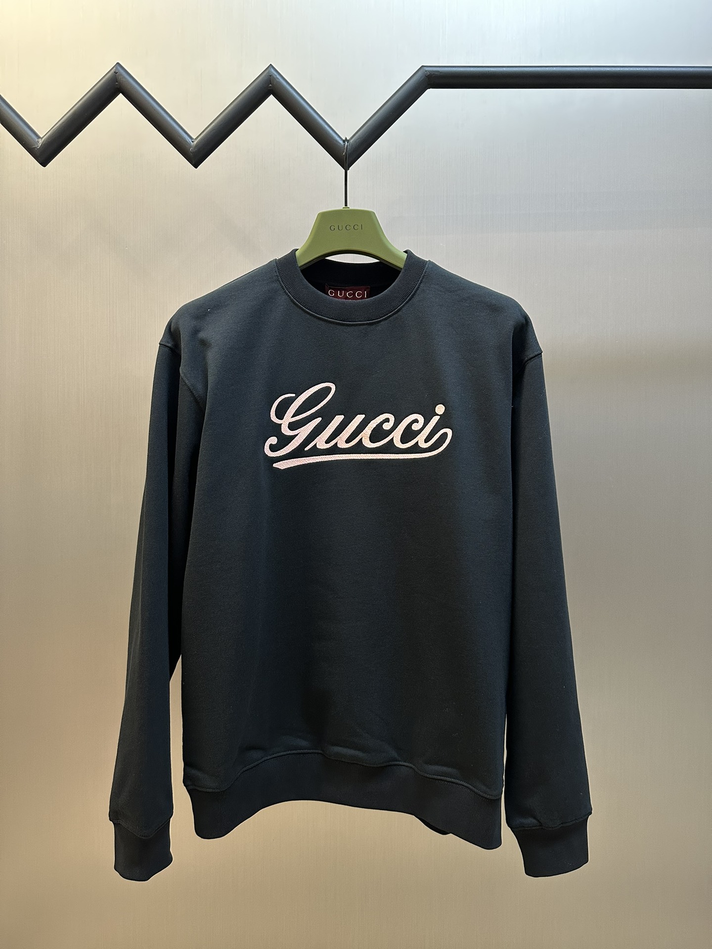 Gucci sudadera con cuello redondo y bordado púrpura y rosa. Algodón puro, tejido de punto de algodón ligero tipo fieltr…