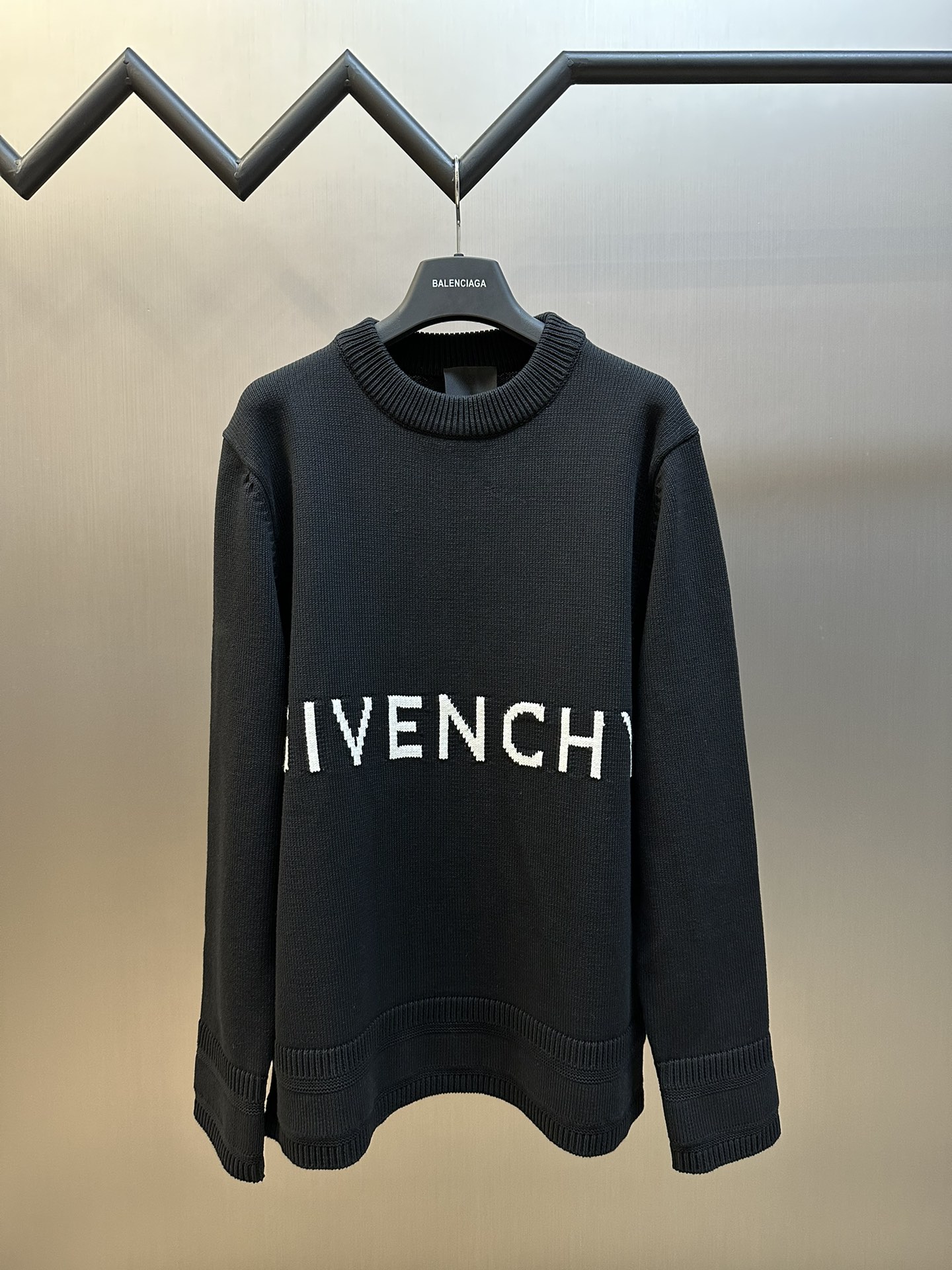 Jersey con logo grande 4G de Givenchy. La prenda completa pesa 1100 gramos, versión 100% lana. El costo del hilo solo e…