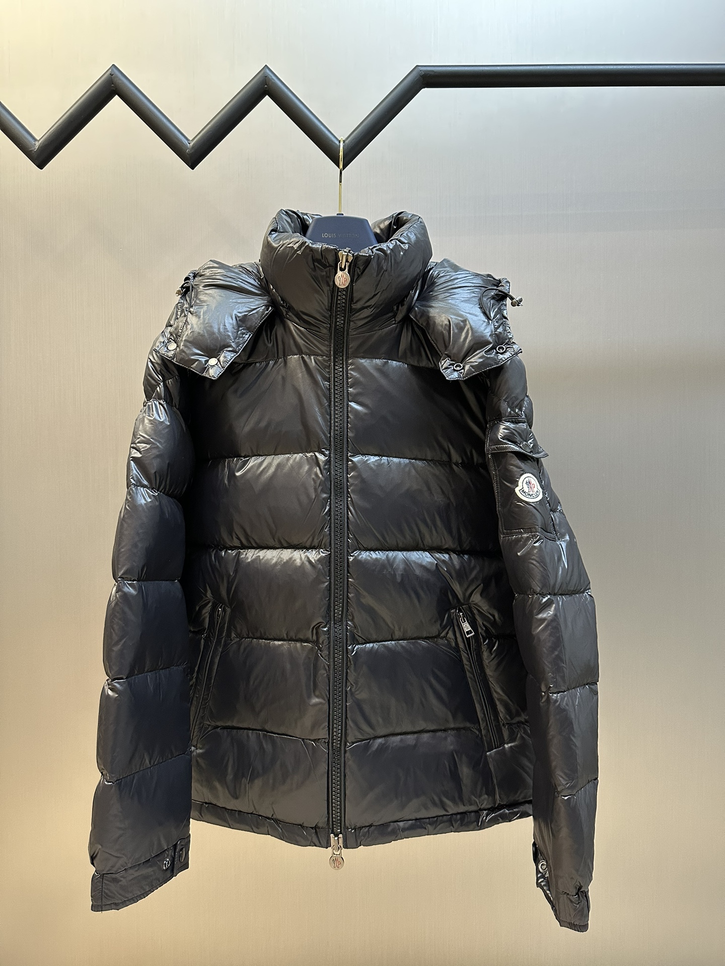 Moncler 蒙口 玛雅羽绒服 采用漆面尼龙作为面料，这种面料不仅具有光亮度好、质感佳的特点，还具备出色的防风防水性能，适合户外及寒冷天气穿着。 采用高精度的缝制工艺，确保每一件羽绒服的线头少、做工精细。生产过程有严格的品质控制标准，从…