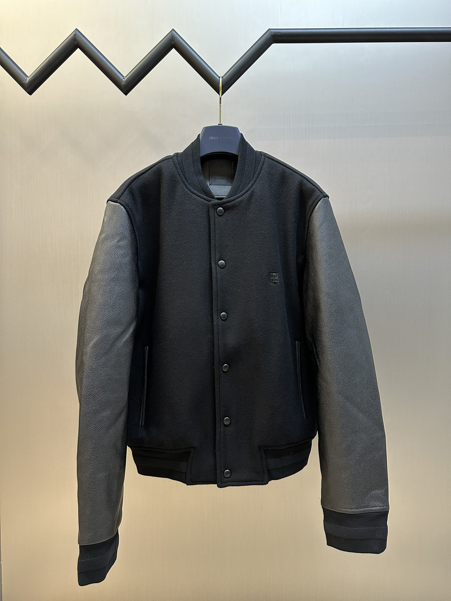 La chaqueta de béisbol con logo 4G de Givenchy está confeccionada con telas de alta gama mezcladas de cachemira hechas …