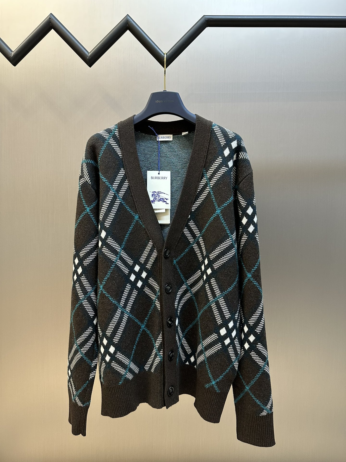 Cárdigan de lana con estampado de cuadros de Burberry. Última combinación de colores sincronizada con la tienda oficial…