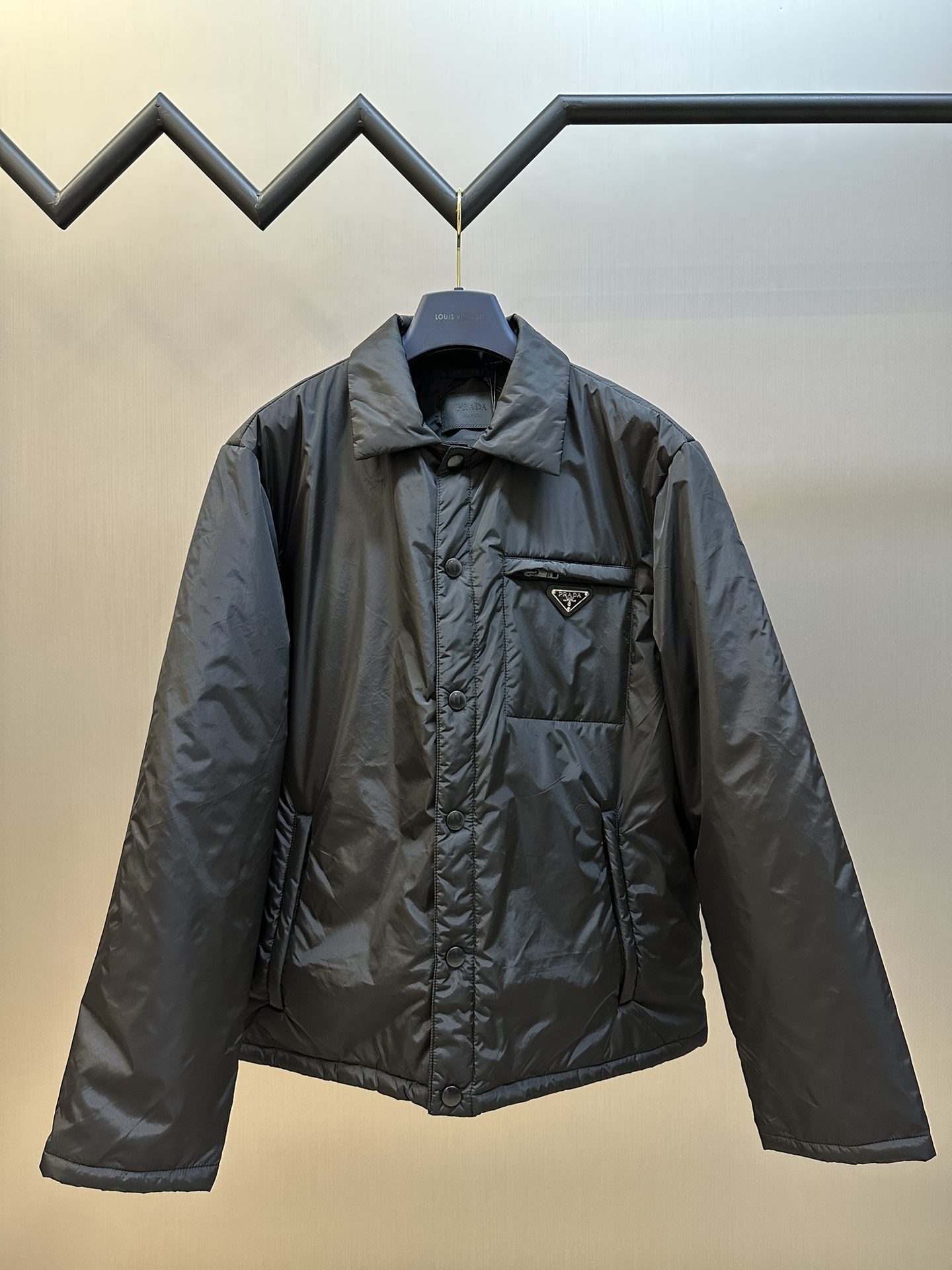 La ropa de algodón ligero con nailon regenerado de Prada utiliza nailon regenerado Re-Nylon. Este material reduce la co…