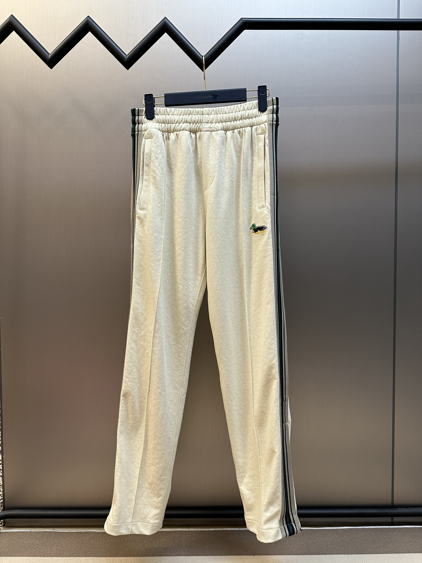 Conjunto deportivo Burberry de ave acuática, pantalones, tejido de punto doble cara, con rayas de contraste en los late…