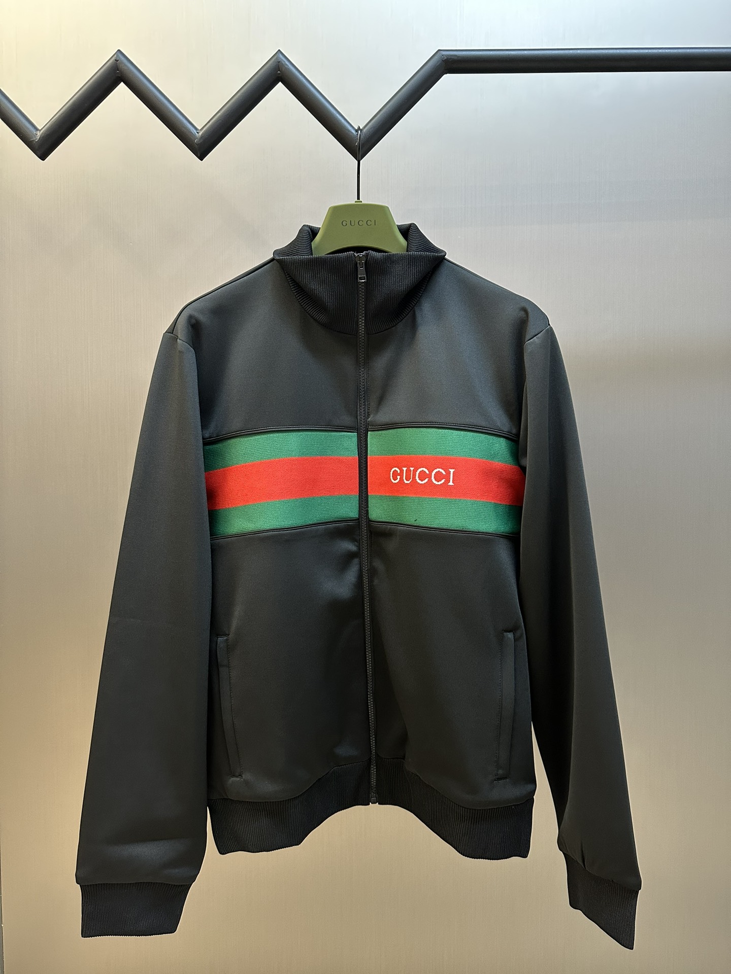 Gucci 氯丁提花织带套装 外套 轻质氯丁橡胶面料，主要原料进行聚合而生产的合成橡胶制作的面料。芝麻底嵌花织带，芝麻底是织带底色的质感效果，类似于芝麻的颗粒感或颜色。织带通常采用高质量的材质，经过特殊处理定型处理，洗水后不易变形。 内衬…
