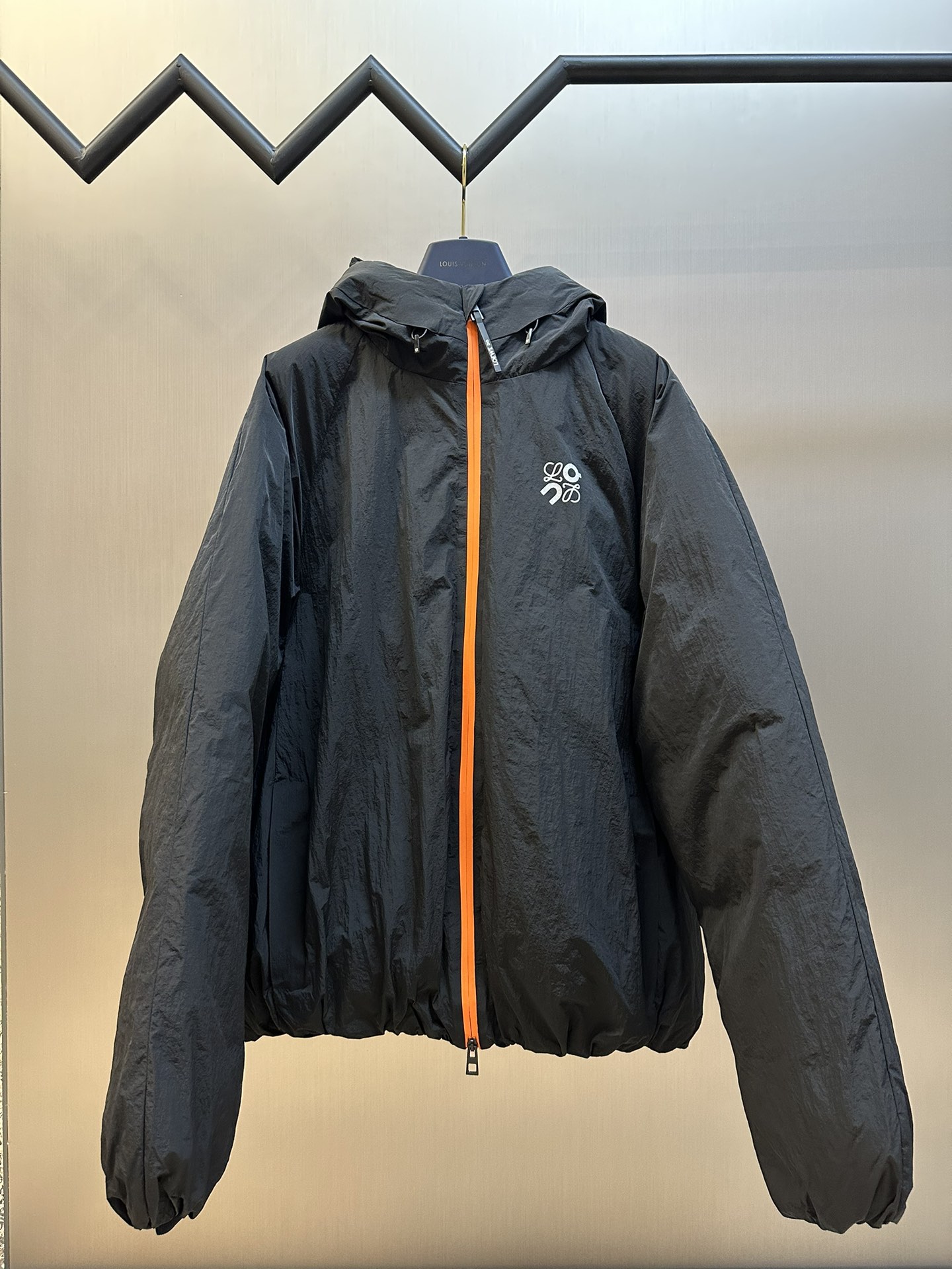 🅿️630 Loewe 昂跑联名羽绒服 面料采用40D尼龙面料，对面料进行涂层来增加防水性能防水处理，将裁剪好的面料进行缝制，包括前后片、袖子、帽子等部分的拼接。帽子与背心的连接处，会采用热压贴合技术，以提高连接的牢…