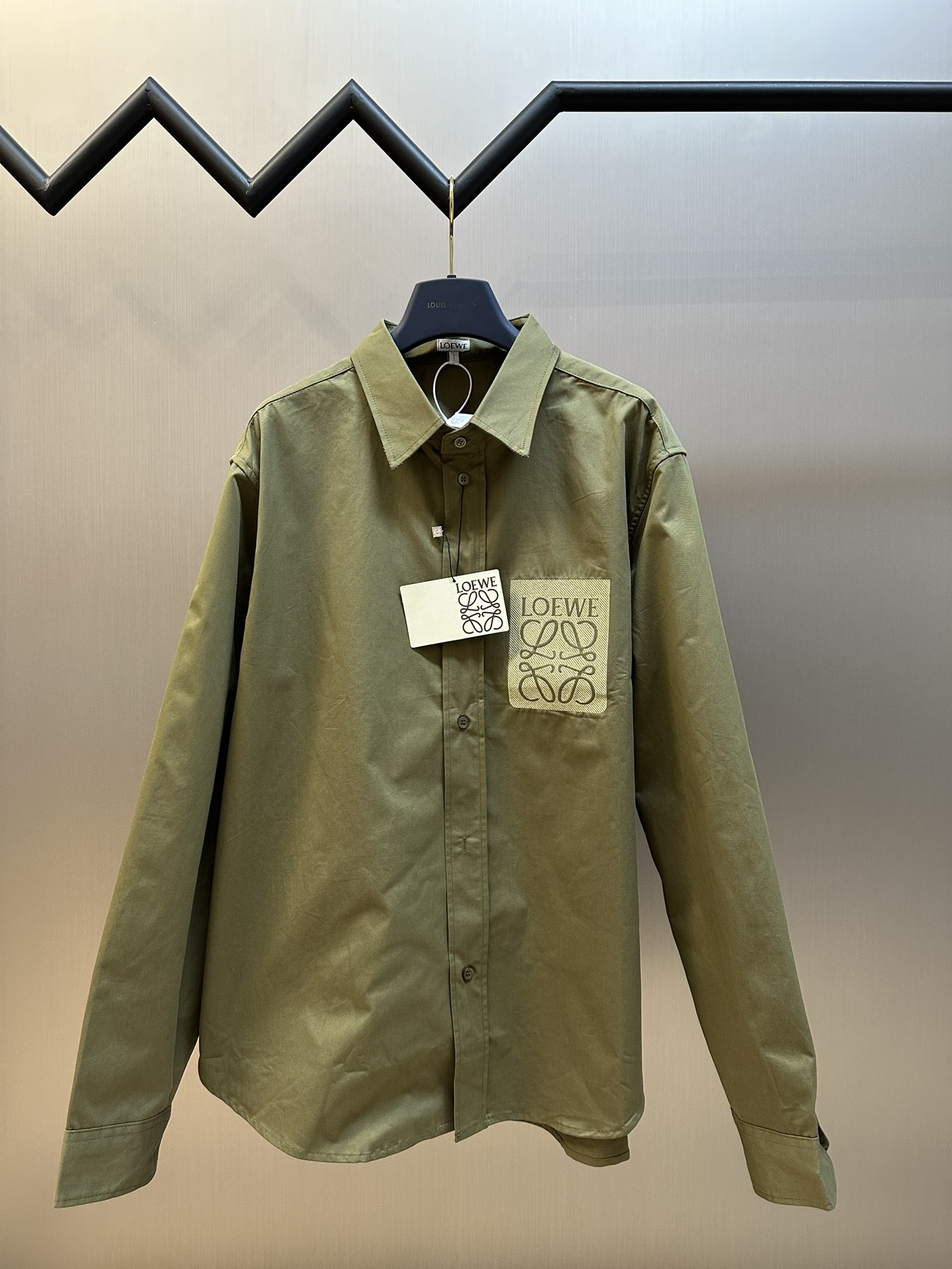 🅿️240 Loewe Anagram 绣花衬衫 面料定制P-Soft风柔棉，该款面料是全棉时代自研的，有着“越洗越软”的特点。标志性 LOEWE Anagram 刺绣点缀正面，采用浮雕绣花针法，针法通过绣线的巧妙排列和堆叠，使绣品表面…