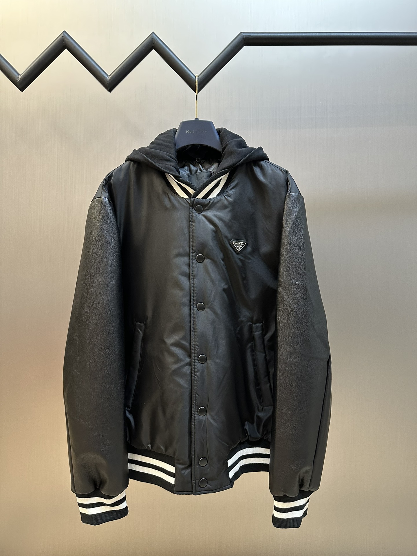 La chaqueta bomber de nailon regenerado PRADA está hecha de nailon regenerado Re-Nylon. Este material reduce la contami…