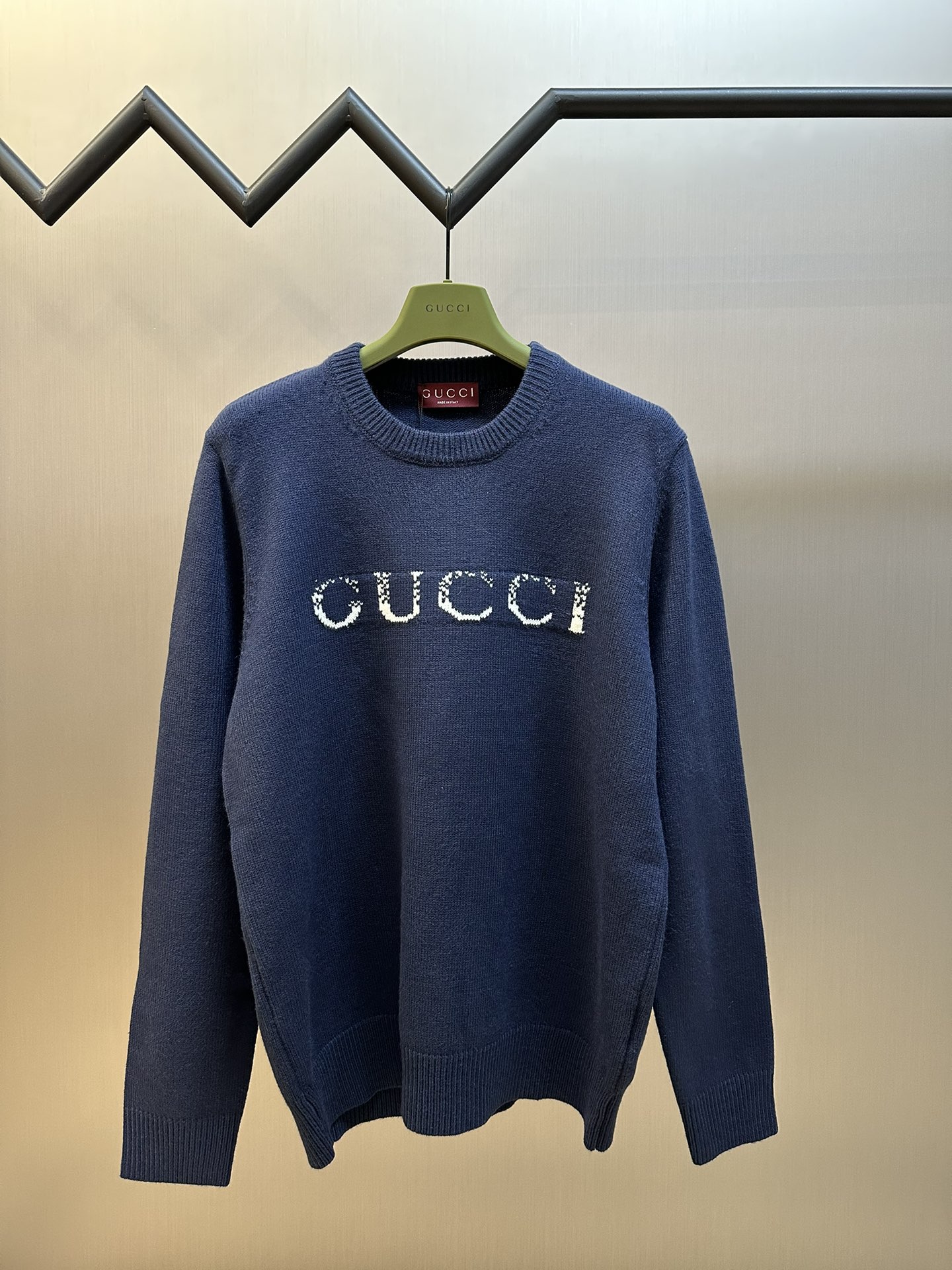 Gucci 消散G圆领毛衣 对色定染混纺羊毛纱线，采用7S细针搭配对色定染混纺羊毛。混纺羊毛毛料由羊毛与绵羊毛混纺制成纱线，通常具有保暖、柔软和舒适的特点。 消散字母效果，嵌花工艺在针织物表面形成花色图案的技术，通过使用不同颜色或不同种类…