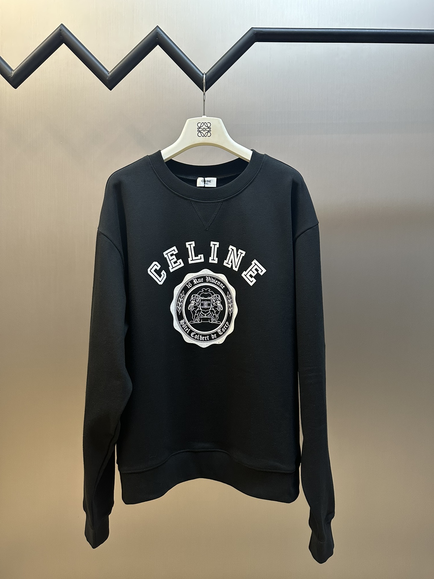 Sudadera de algodón con insignia. La tela de algodón puro con base de escamas de pescado es un tejido de punto de algod…