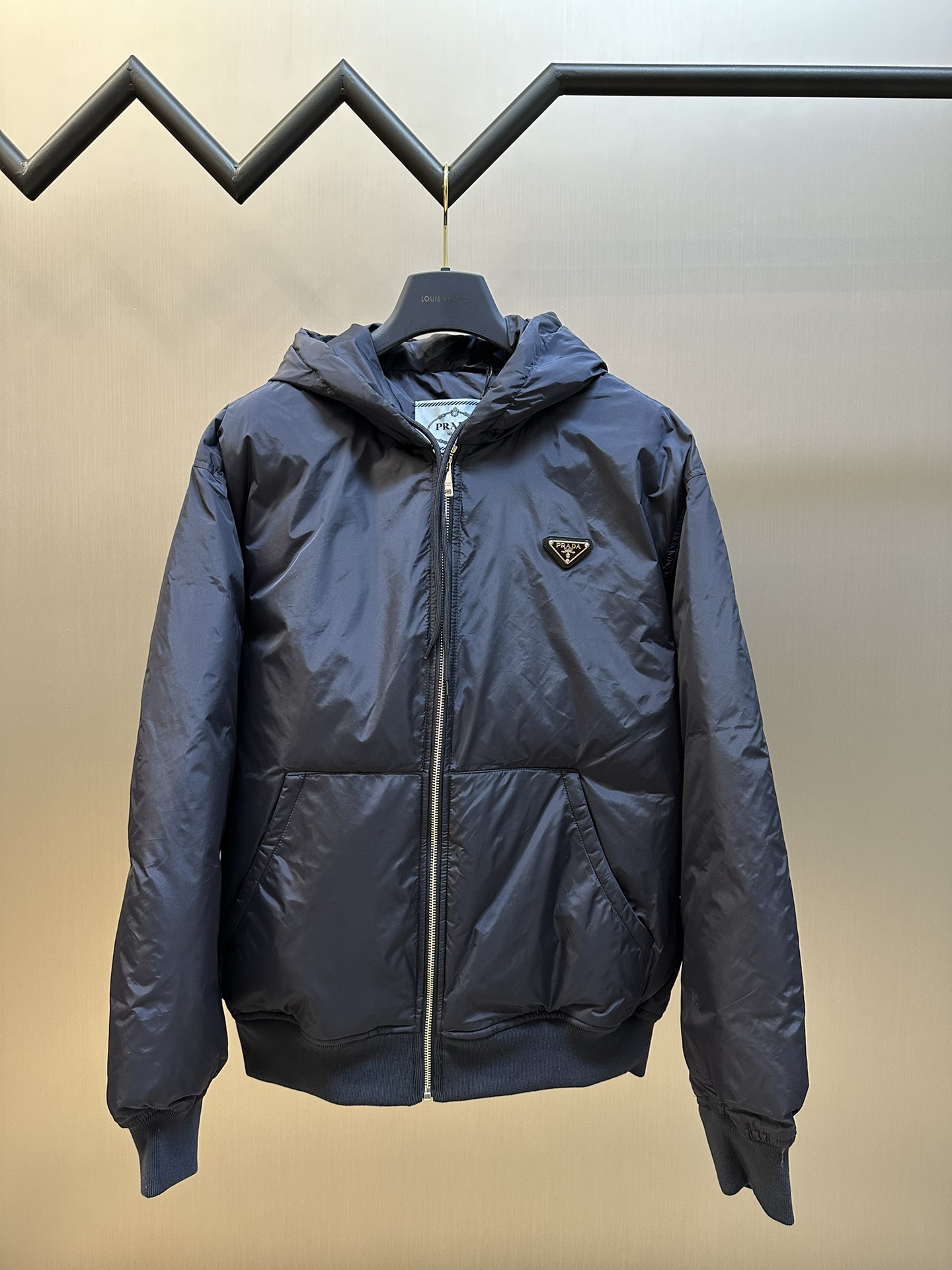 La chaqueta con capucha de Prada está confeccionada con tejido de nailon 40D. La tela de nailon es liviana y duradera, …