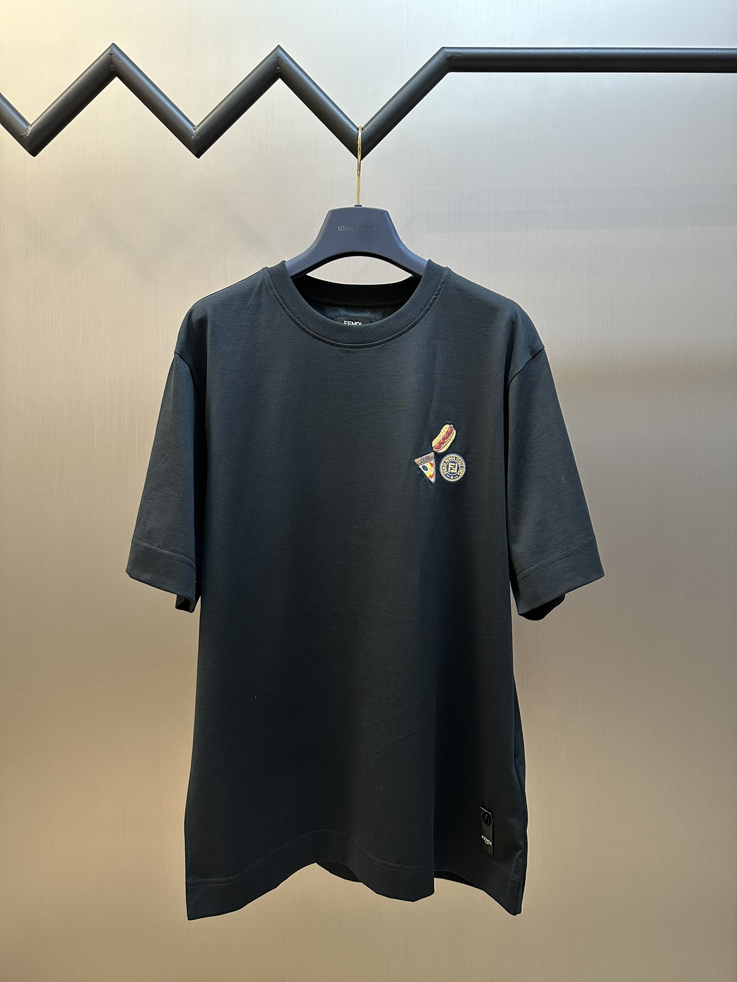 Fendi camiseta de cuello redondo bordada de hot dog, tela de algodón mercerizado, el patrón bordado usa técni…