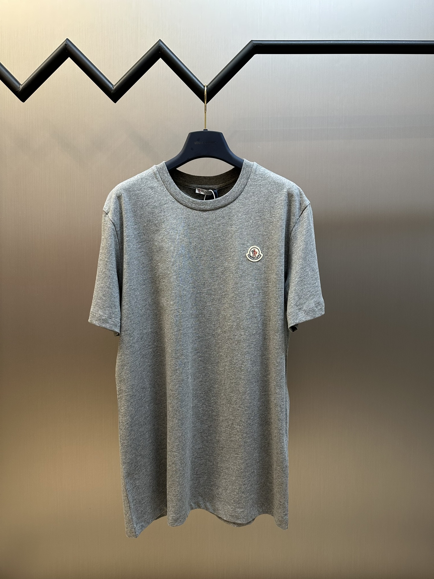 Moncler camiseta de manga corta con insignia, tejido personalizado de algodón suave y liso, la icónica insignia de Monc…