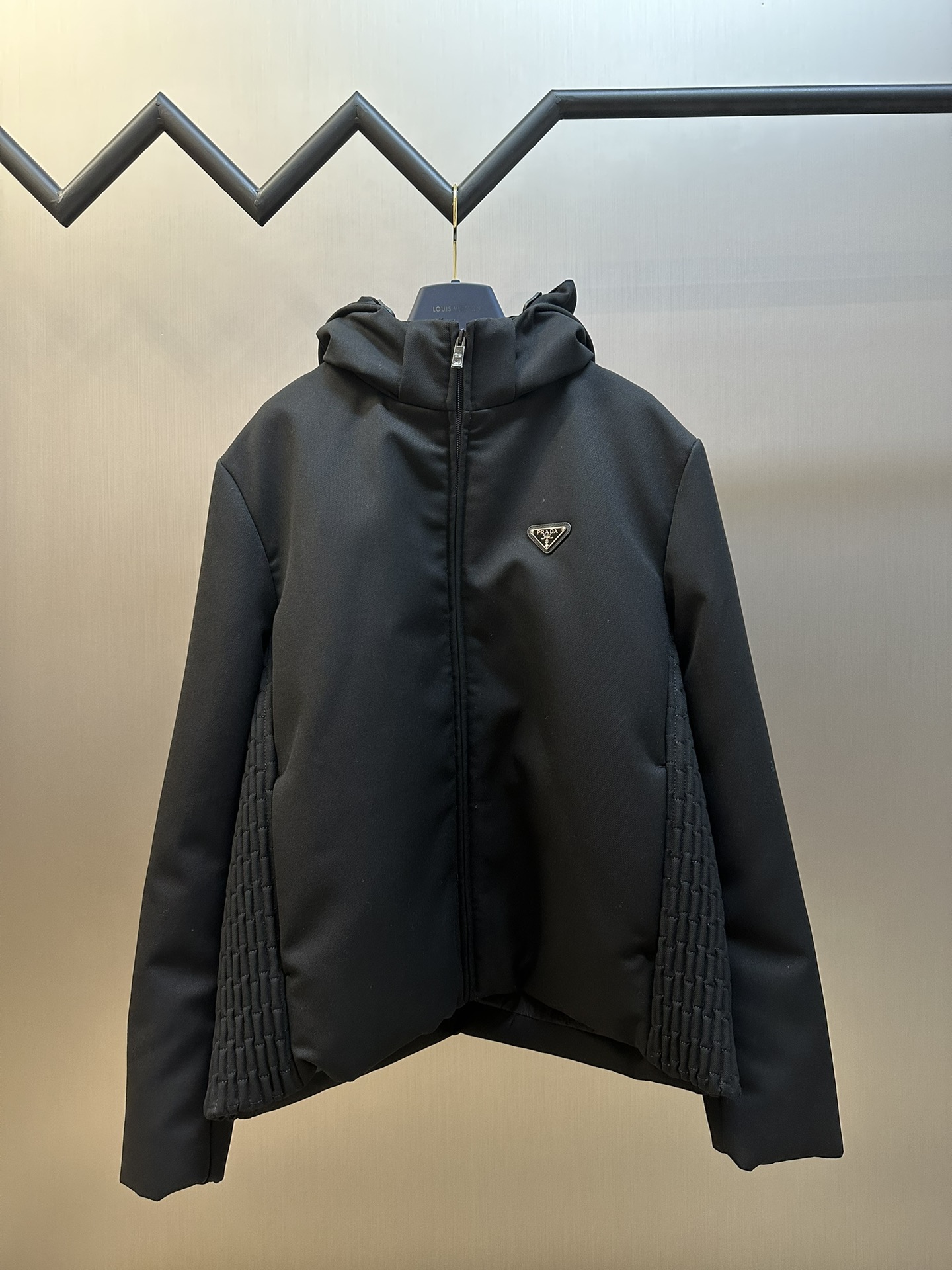 Ropa de algodón de la marca Prada Vertical Quilted Iron Confeccionada con tejido de sarga de algodón puro, la mezclilla…