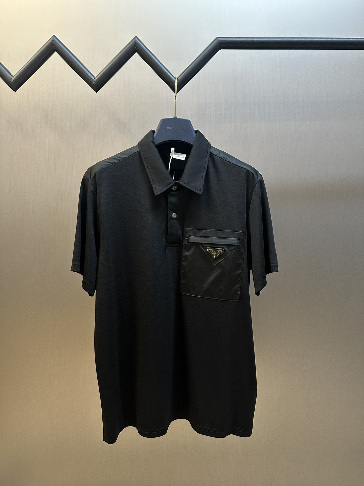 El polo con bolsillo con logo triangular de Prada está confeccionado con tela de grosgrain mercerizado hecho a medida, …