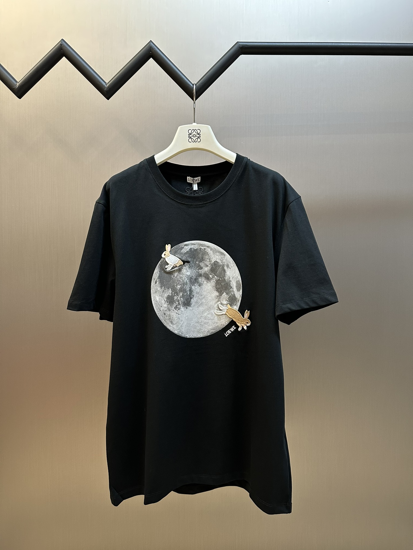 🅿️140 Loewe camiseta de cuello redondo lunar. Tejido de punto liso de algodón peinado 15S, peso 230g. En el frente hay…