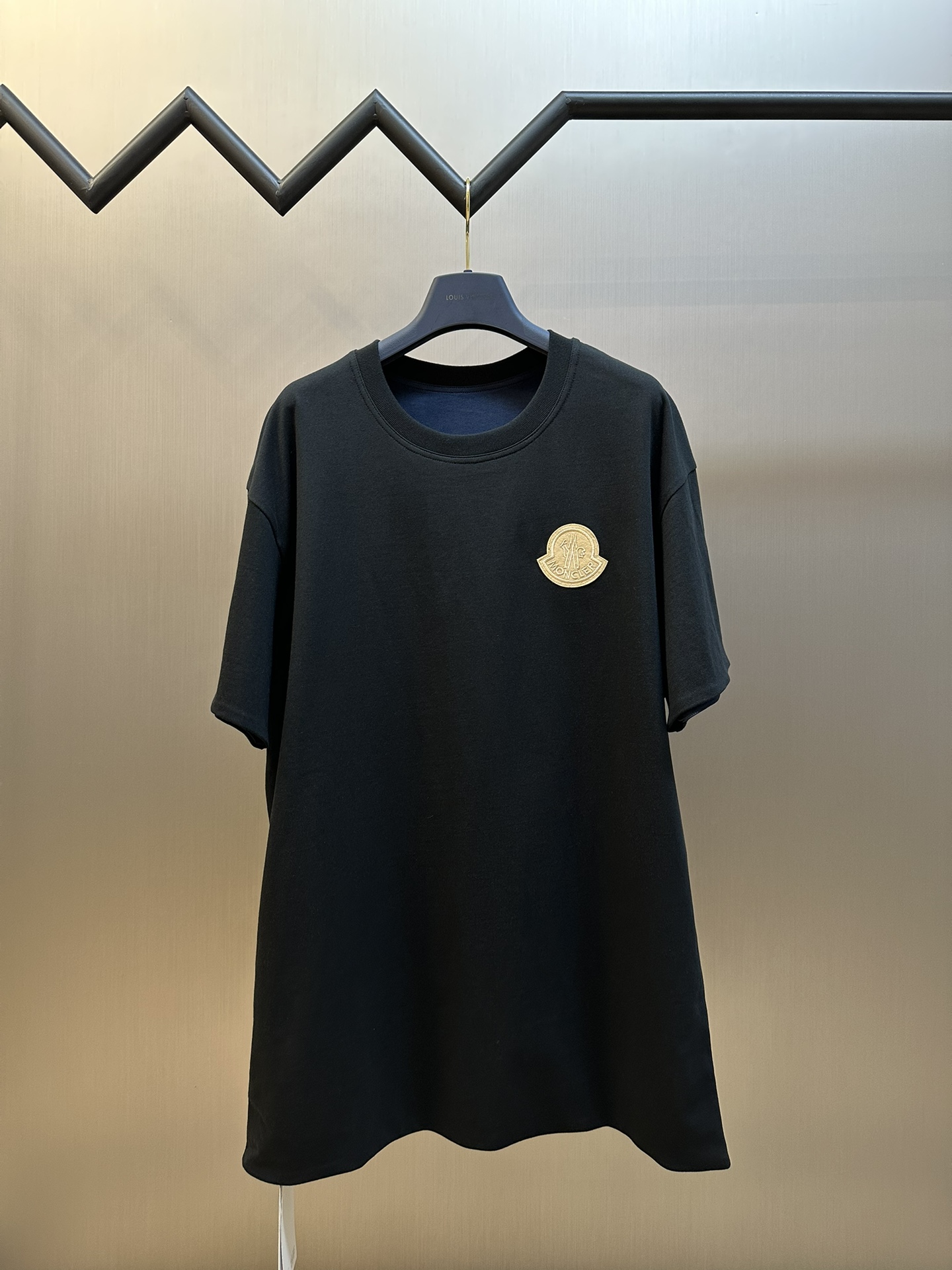 Camiseta de manga corta Moncler reversible con logo. Parte delantera: seda de tinta sin polvo personalizada en blanco T…