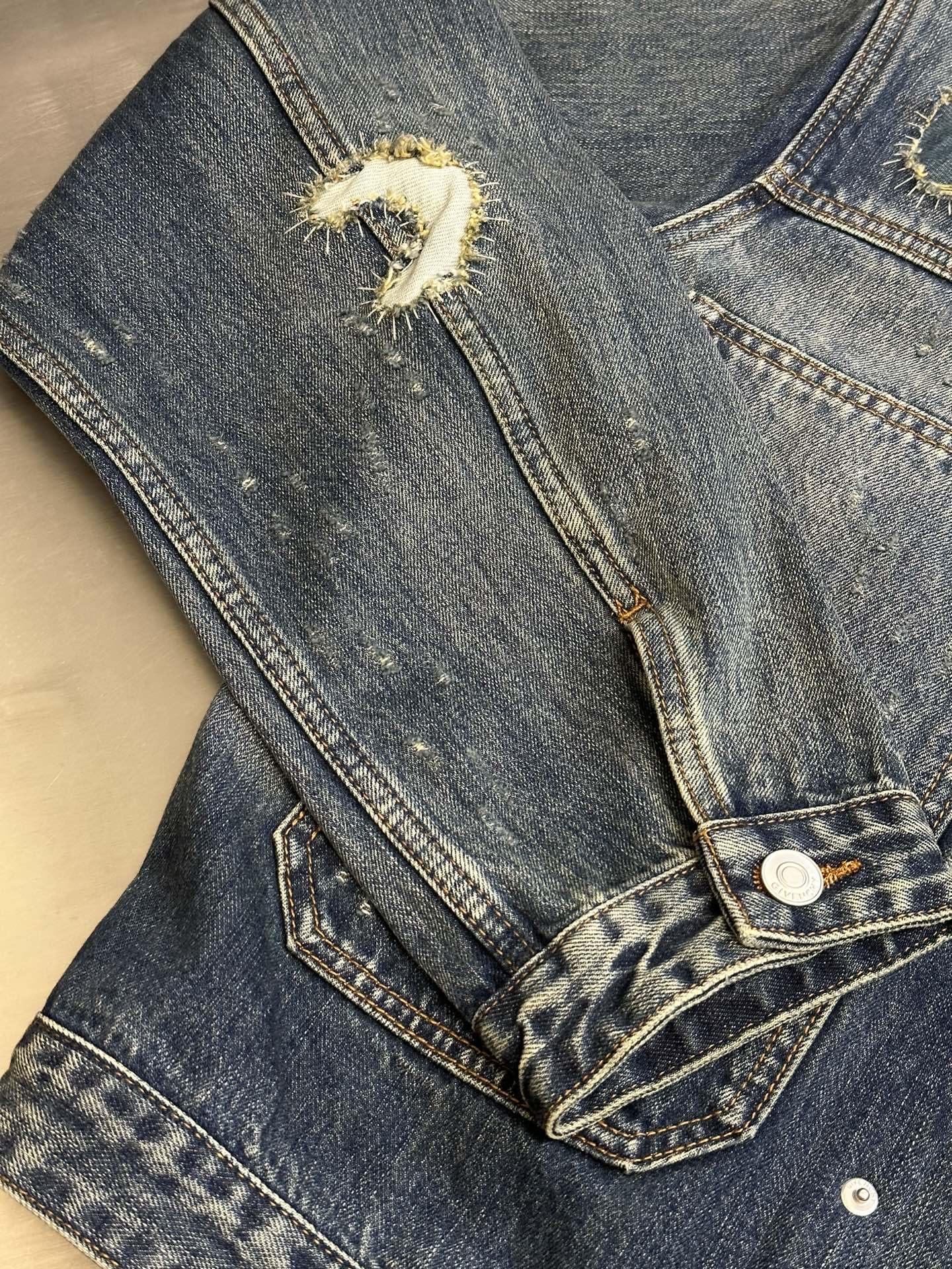 GVC 纪梵希 复古补丁牛仔外套 6