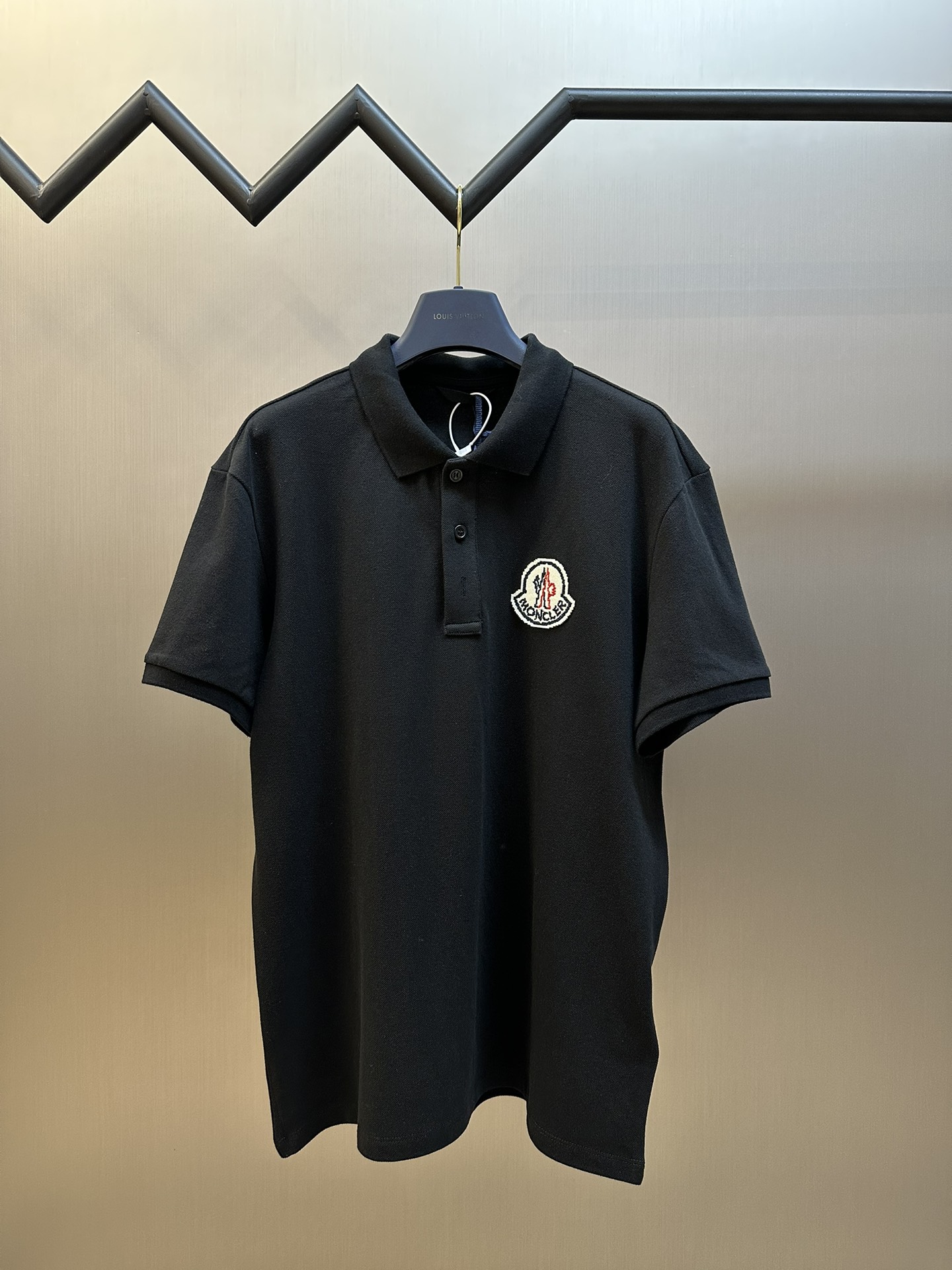 Polo Moncler con logo de píxeles. Tejido personalizado de piqué de algodón puro, algodón aireado y transpirable. El log…
