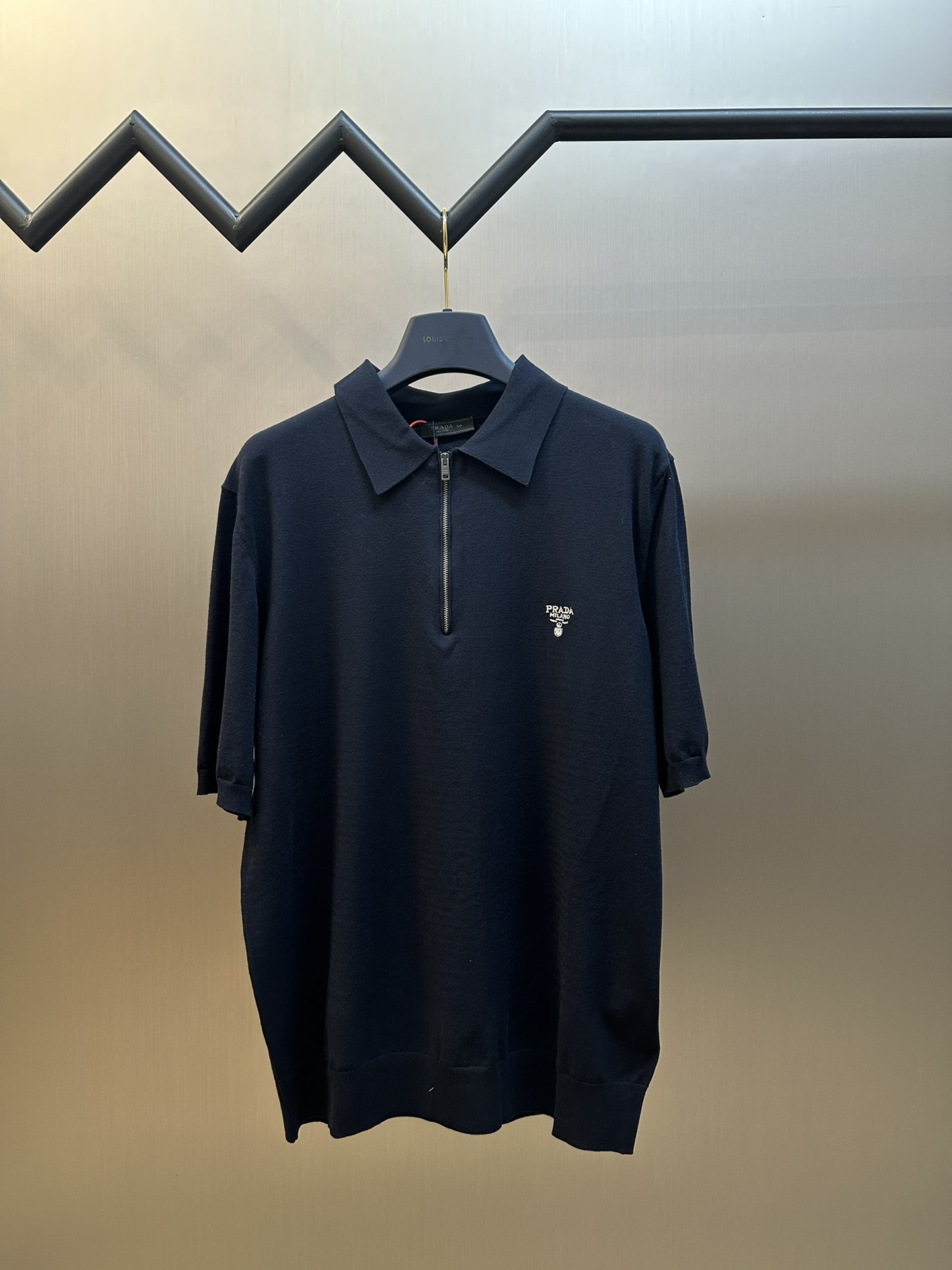 El polo con cremallera de lana bordada de Prada está confeccionado con lana ultrafina 80 tejida a máquina alemana con 1…