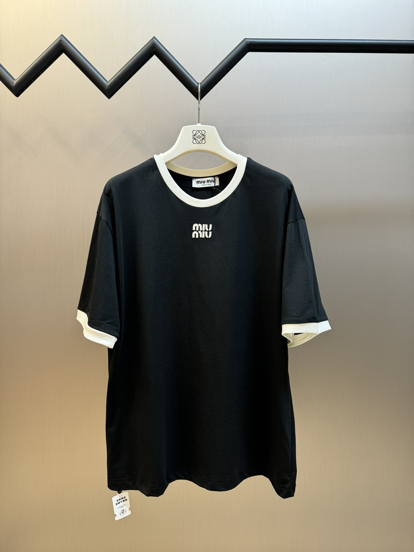 Camiseta de manga corta con logotipo bordado MIU MIU. Con tejido de algodón compacto de 24S especialmente hilado, con c…