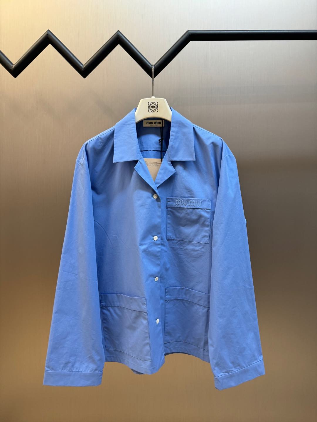 Camisa de popelín miu miu. Con tela de camisa de algodón popelín, entretela 70D, botones personalizados 1:1. …
