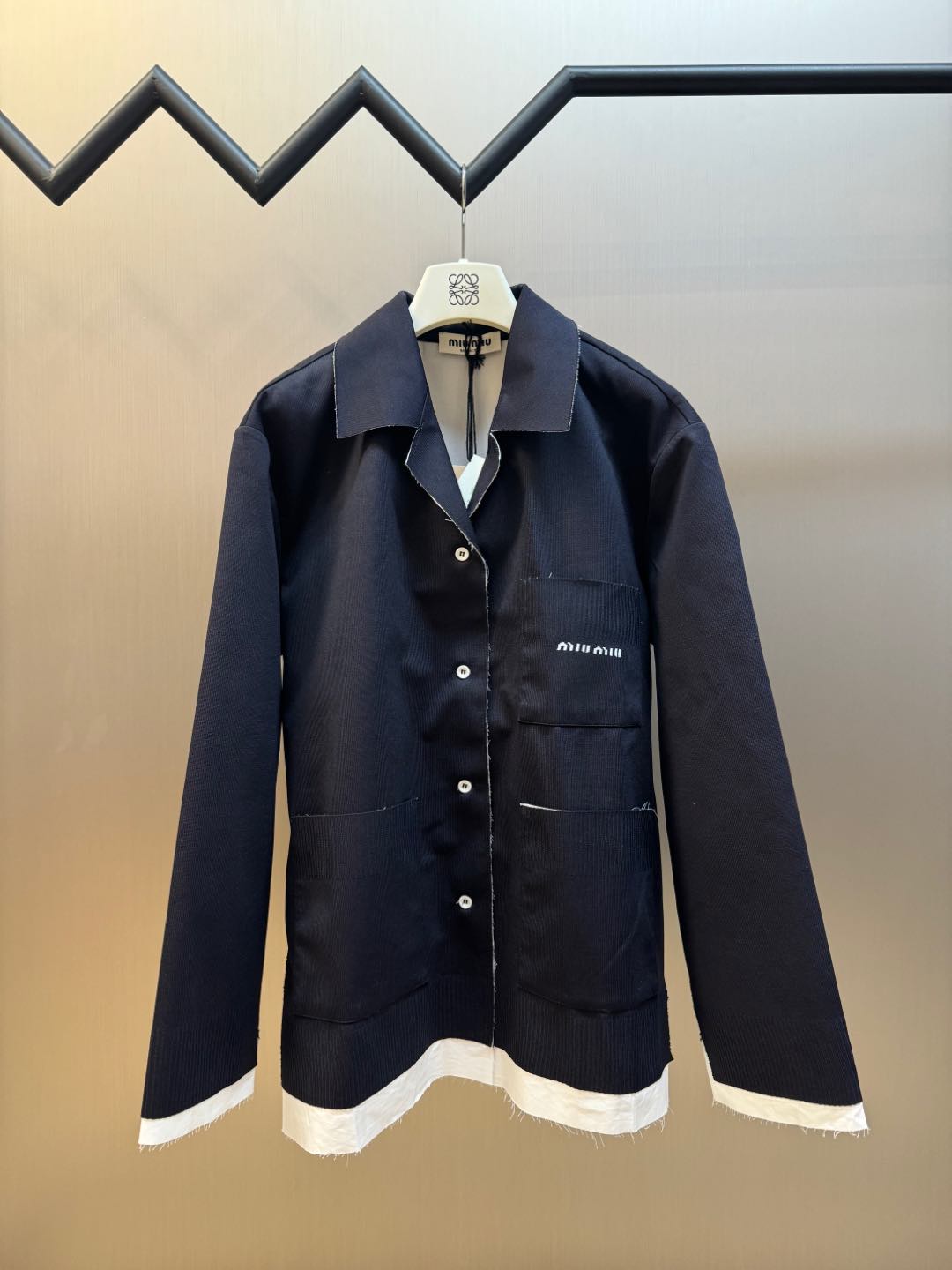 Cárdigan de punto con flecos MIU MIU. 100% poliéster de hilo de alta torsión y elasticidad, tela de camisa de algodón p…