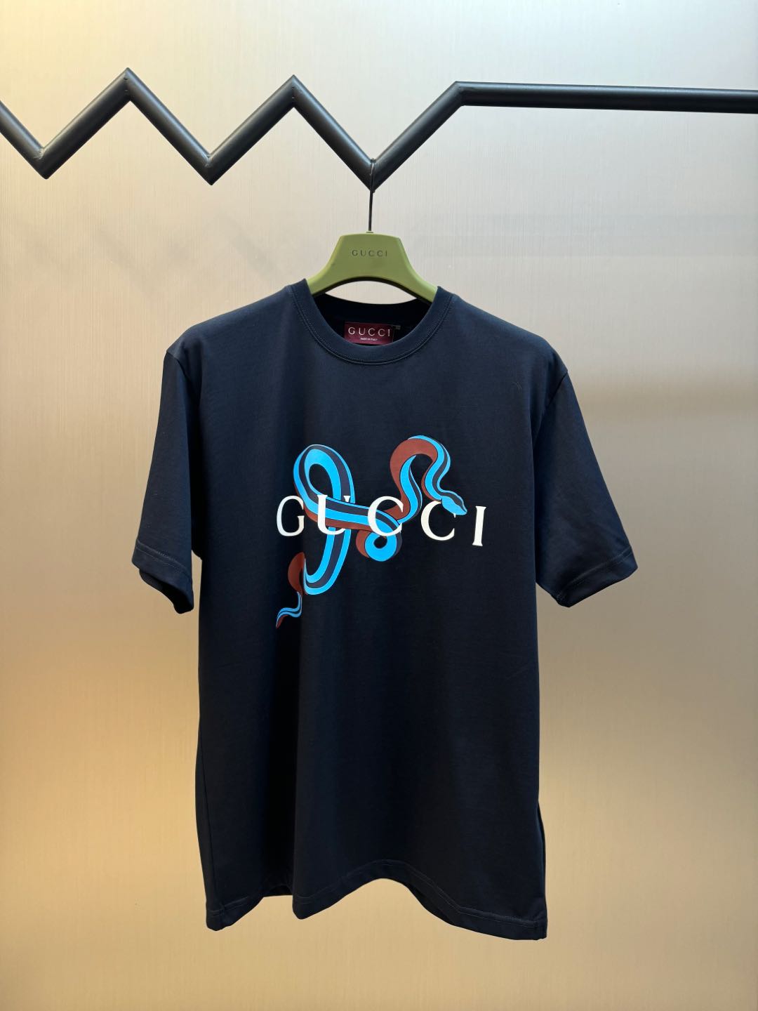 Gucci Camiseta de manga corta con estampado de serpiente azul. Confeccionada en tejido de punto liso de algodón peinado…