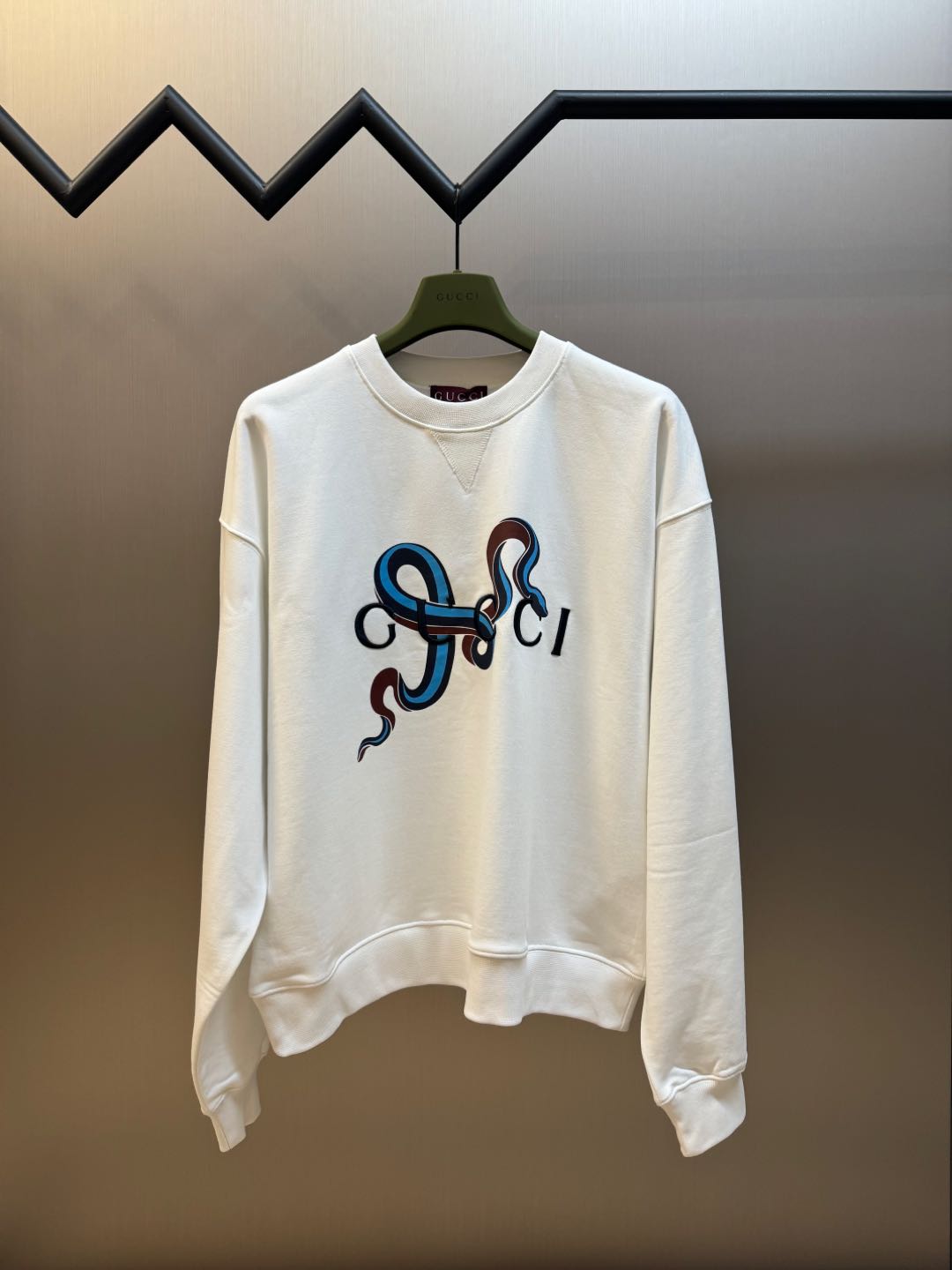 Sudadera Gucci con serpiente blanca y cuello redondo. Algodón de punto ligero tipo fieltro, tela de punto con hilo 26S+…