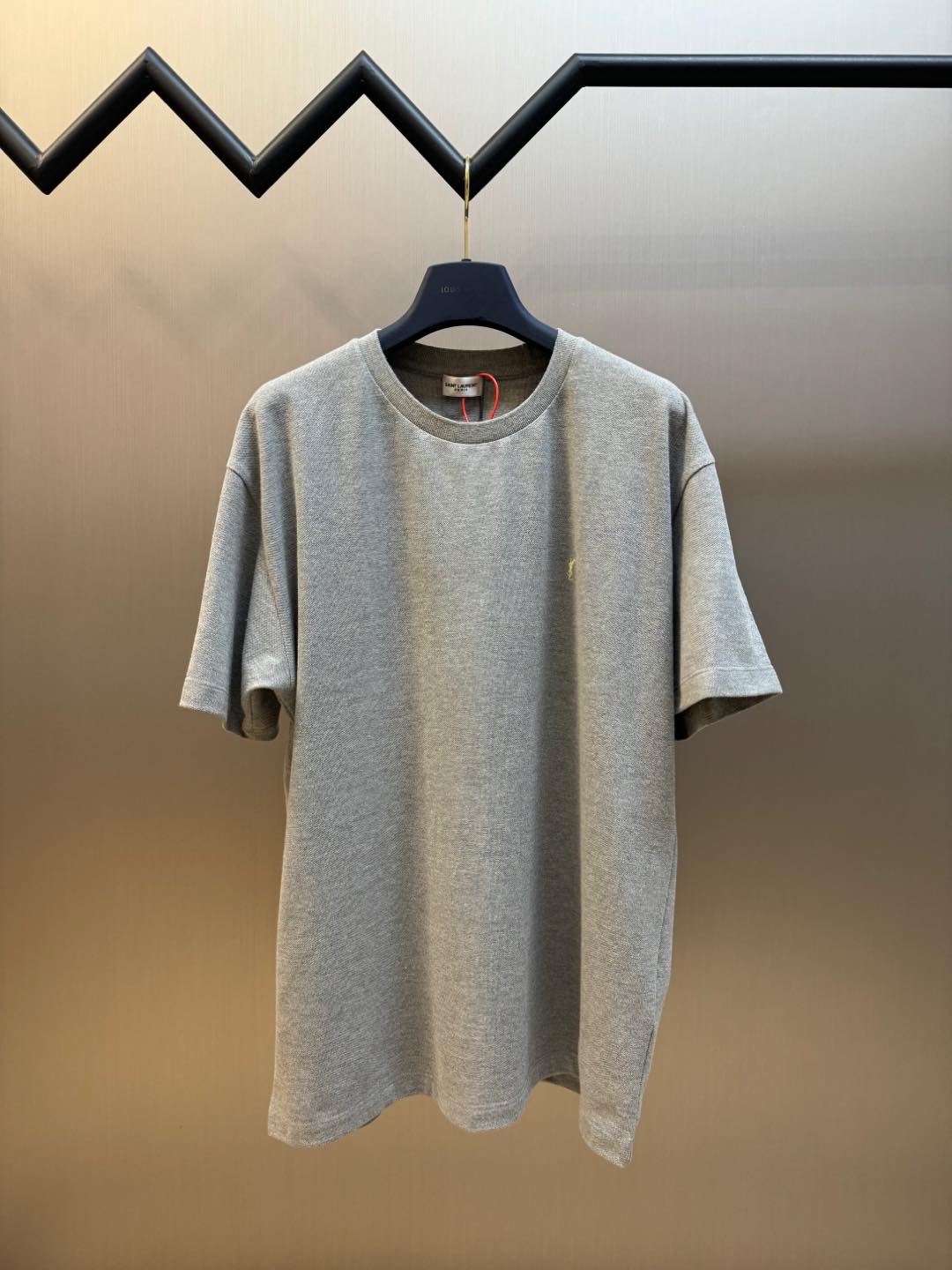 SaintLaurent 圣罗兰标识刺绣短袖 定制花灰双珠净雅精棉，标志性YSL撞色系刺绣标识点缀正面，以灰色为基底，黄色YSL标志Logo跃然而上。简约而不失格调。 采用进口机刺绣工艺，使用先进的计算机控制系统和精密…