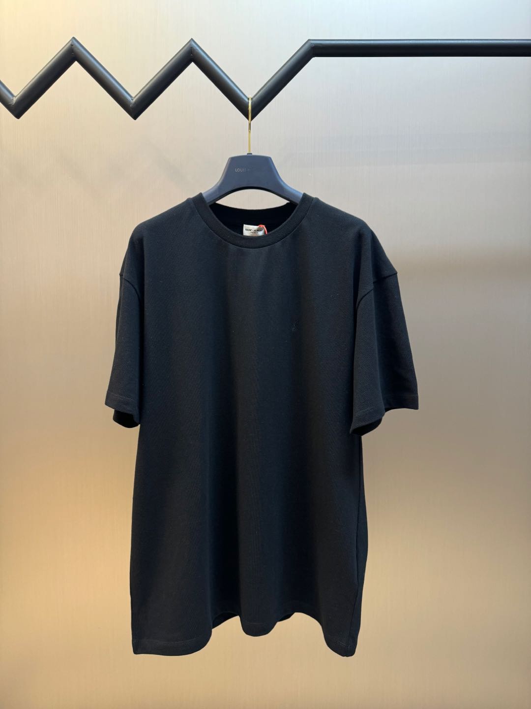 SaintLaurent 圣罗兰标识刺绣短袖 定制黑曜双珠净雅精棉，标志性YSL撞色系刺绣标识点缀正面。采用进口机刺绣工艺，使用先进的计算机控制系统和精密的机械部件，实现YSL标识刺绣作业 size：s m l xl