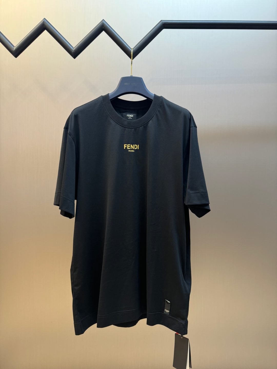 Camiseta de manga corta Fendi con logotipo dorado, confeccionada en algodón mercerizado negro azabache personalizado, c…