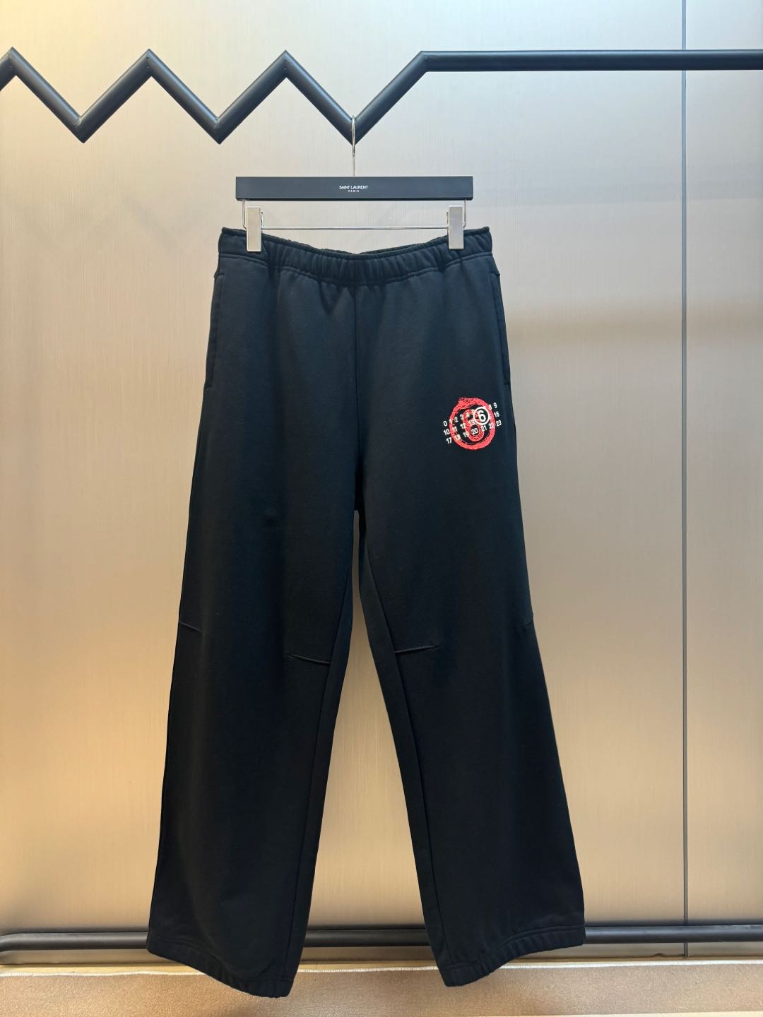 MM6 Pantalones casuales con estampado de logo digital. Algodón de terciopelo personalizado de lujo, con el icónico esta…