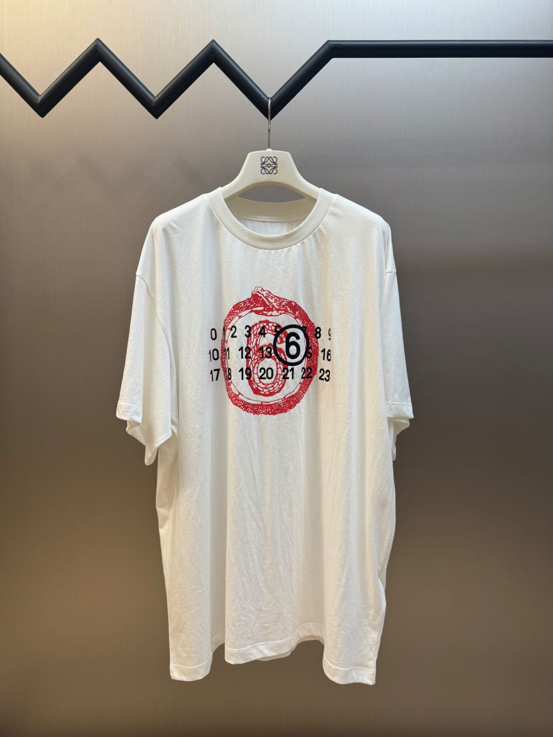 MM6 Camiseta de manga corta con estampado de logo digital. Tejido de algodón y nailon liso personalizado, con el icónic…