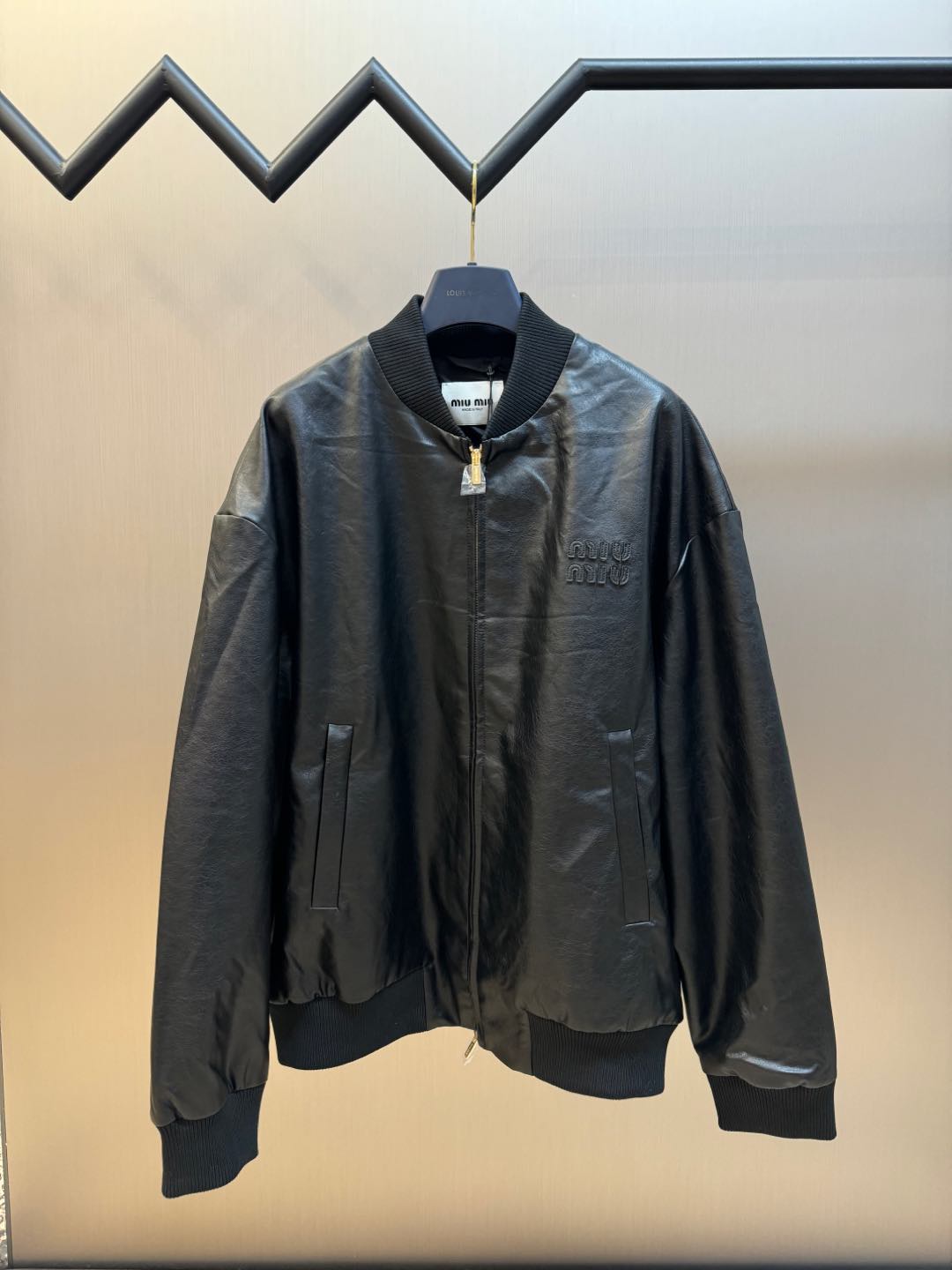 Chaqueta de cuero con logotipo MIUMIU. El cuero de becerro es la variedad de primera calidad entre los cueros de vacuno…