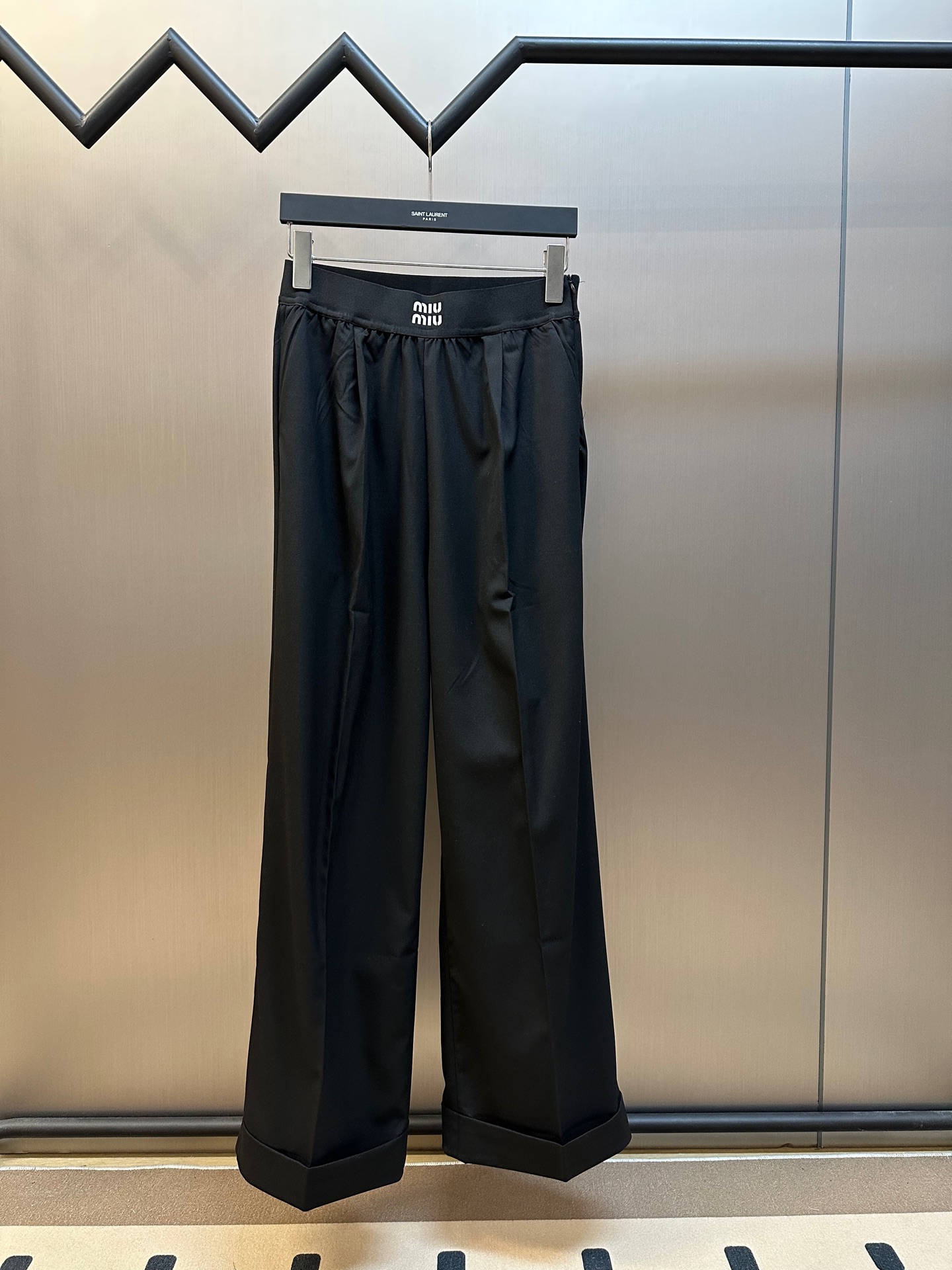 Pantalones MIU MIU Grain De Poudre: tela de sarga con 35% lana, 38% algodón, 27%, bolsillos de tela de rayón, plancha p…