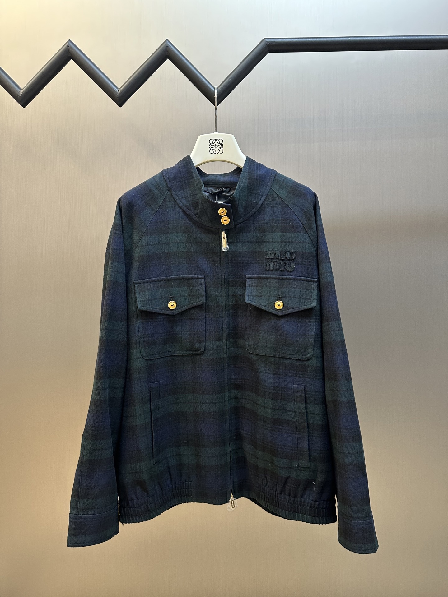 Chaqueta de cuadros de lana MIUMIU: utiliza tela de espiga de lana teñida en mezcla personalizada. El proceso de teñido…