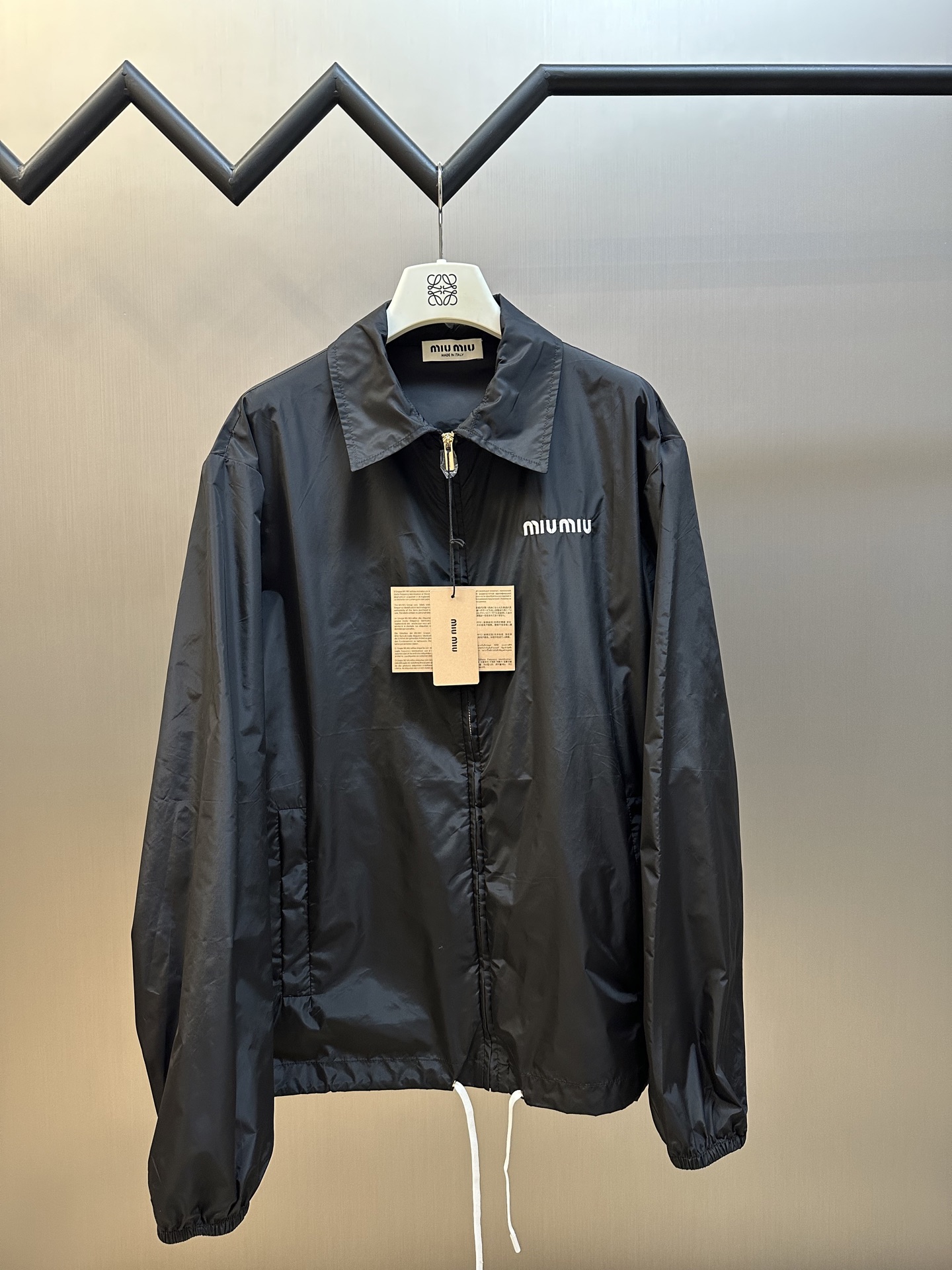 Chaqueta de nailon con cremallera MIUMIU: utiliza material de nailon, que es ligero, resistente a la abrasión, impermea…