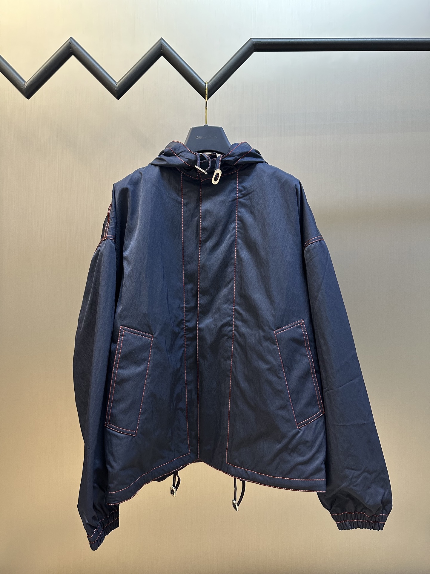     BV 缝线撞色风衣外套

采用50D锦棉混纺高密细斜面料，整款衣服车缝采用撞色尼龙粗线，全部线头
