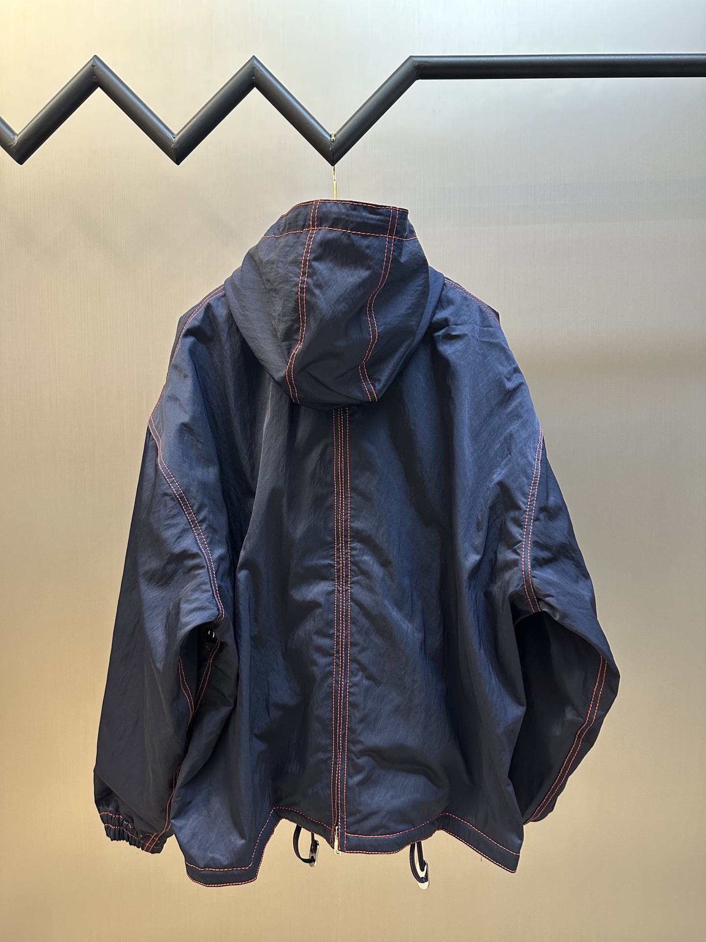    BV 缝线撞色风衣外套

采用50D锦棉混纺高密细斜面料，整款衣服车缝采用撞色尼龙粗线，全部线头
