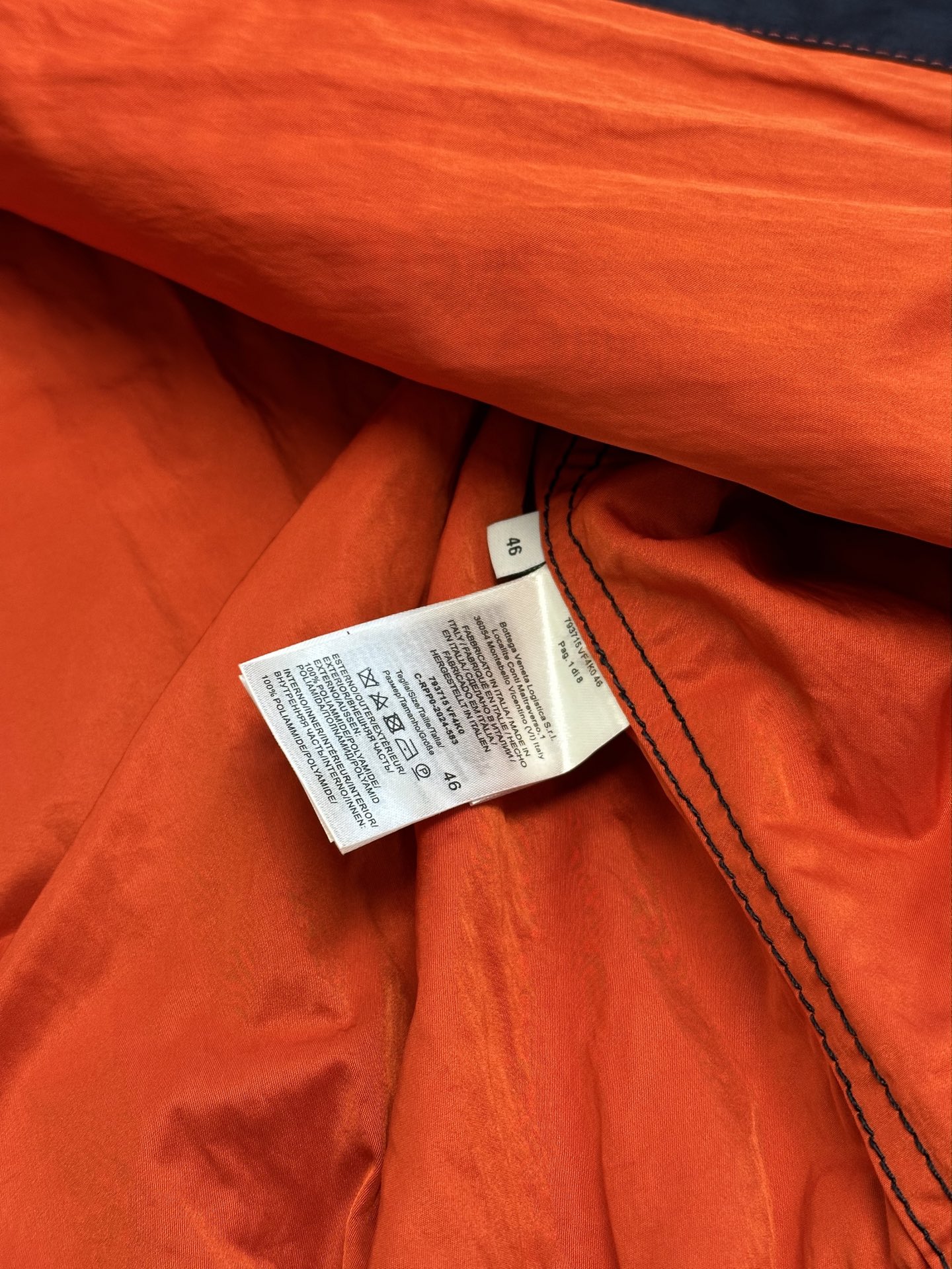     BV 缝线撞色风衣外套

采用50D锦棉混纺高密细斜面料，整款衣服车缝采用撞色尼龙粗线，全部线头