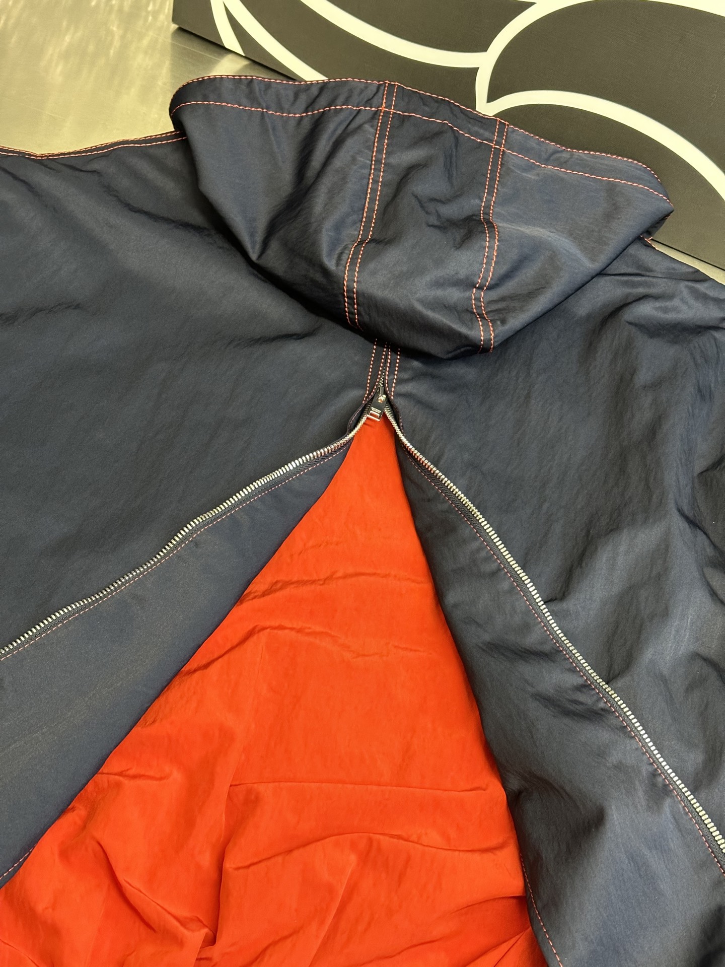     BV 缝线撞色风衣外套

采用50D锦棉混纺高密细斜面料，整款衣服车缝采用撞色尼龙粗线，全部线头
