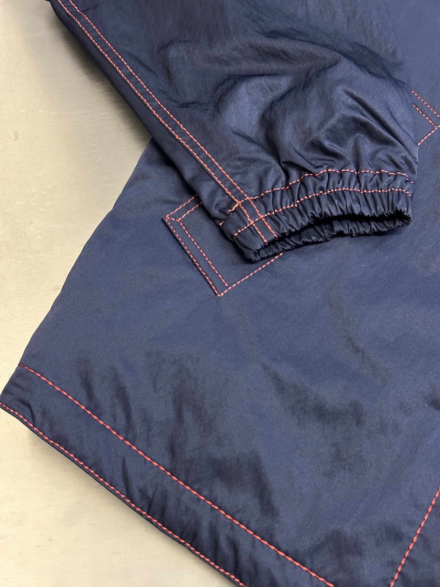     BV 缝线撞色风衣外套

采用50D锦棉混纺高密细斜面料，整款衣服车缝采用撞色尼龙粗线，全部线头