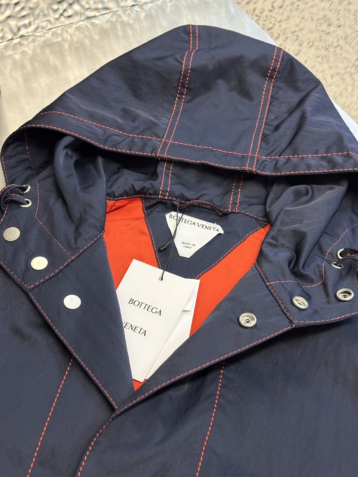     BV 缝线撞色风衣外套

采用50D锦棉混纺高密细斜面料，整款衣服车缝采用撞色尼龙粗线，全部线头