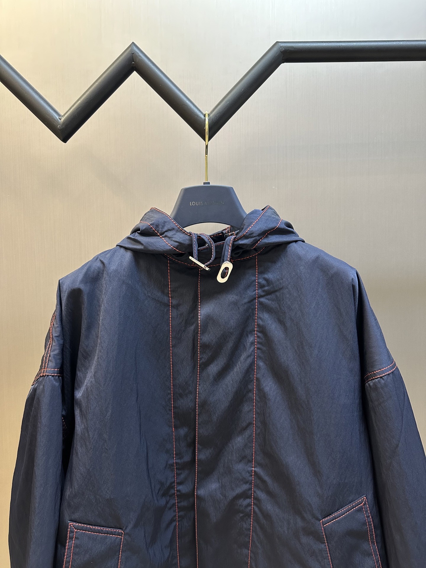     BV 缝线撞色风衣外套

采用50D锦棉混纺高密细斜面料，整款衣服车缝采用撞色尼龙粗线，全部线头