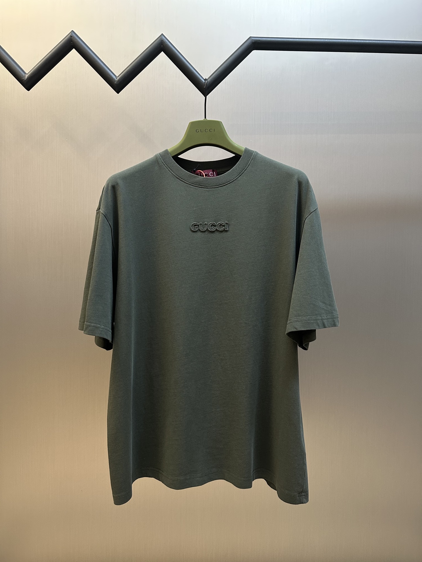 Camiseta de manga corta con bordado del logotipo de Gucci, teñido personalizado en elegante verde musgo y seda de algod…