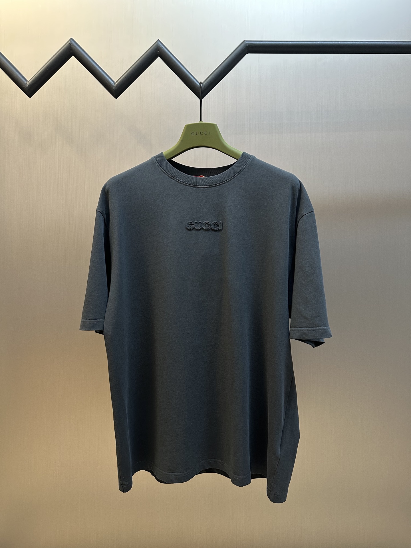 Camiseta de manga corta con bordado del logotipo de Gucci, teñido personalizado en elegante gris carbón oscuro y seda d…