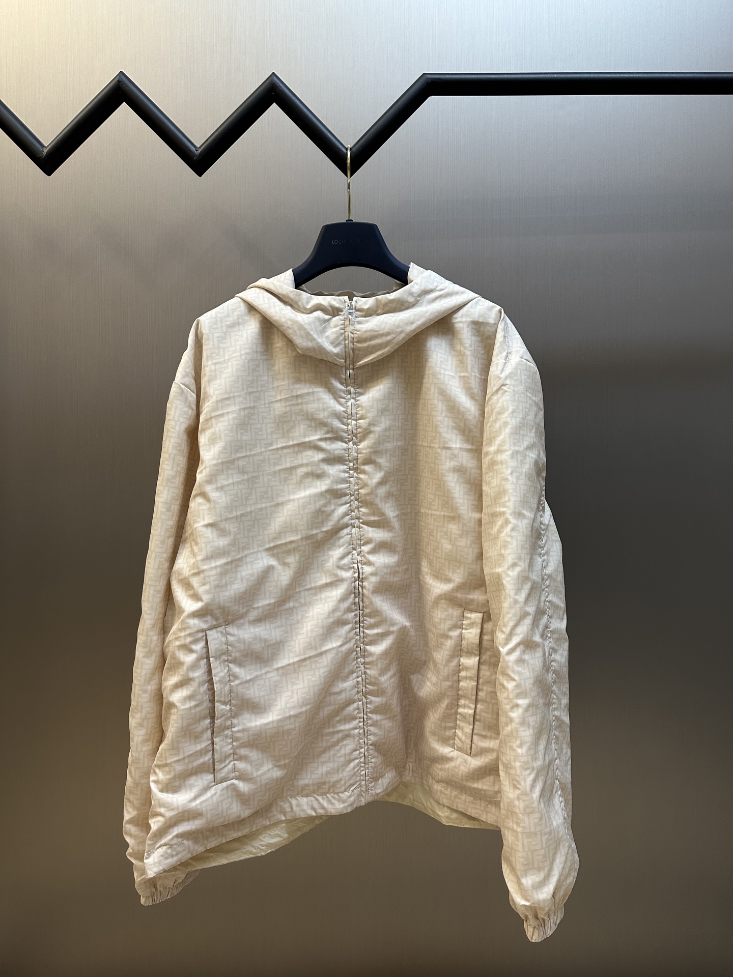 Chaqueta cortavientos FENDI con estampado integral de dragón, confeccionada en nailon microfibra de alta gama, tratada …