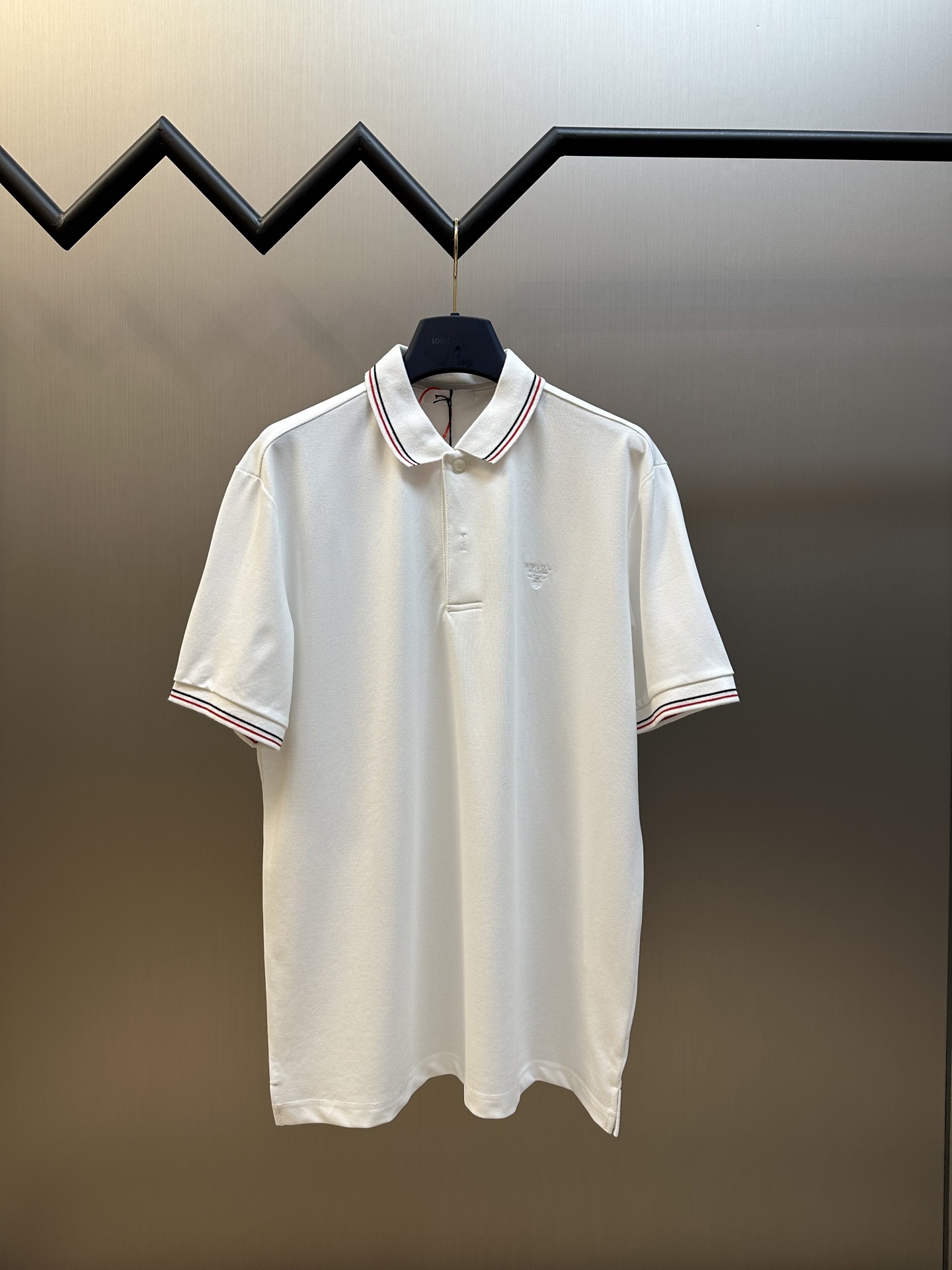 El polo con logo bordado de Prada está confeccionado con una elegante tela nacarada personalizada, que es transpirable,…